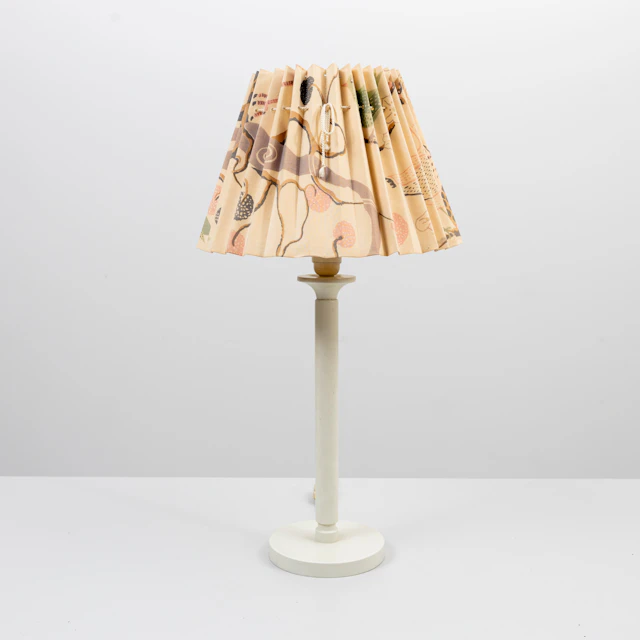 JOSEF FRANK. Bordslampa, vitlackerat trä, nr: 2574, skärmen i tyg