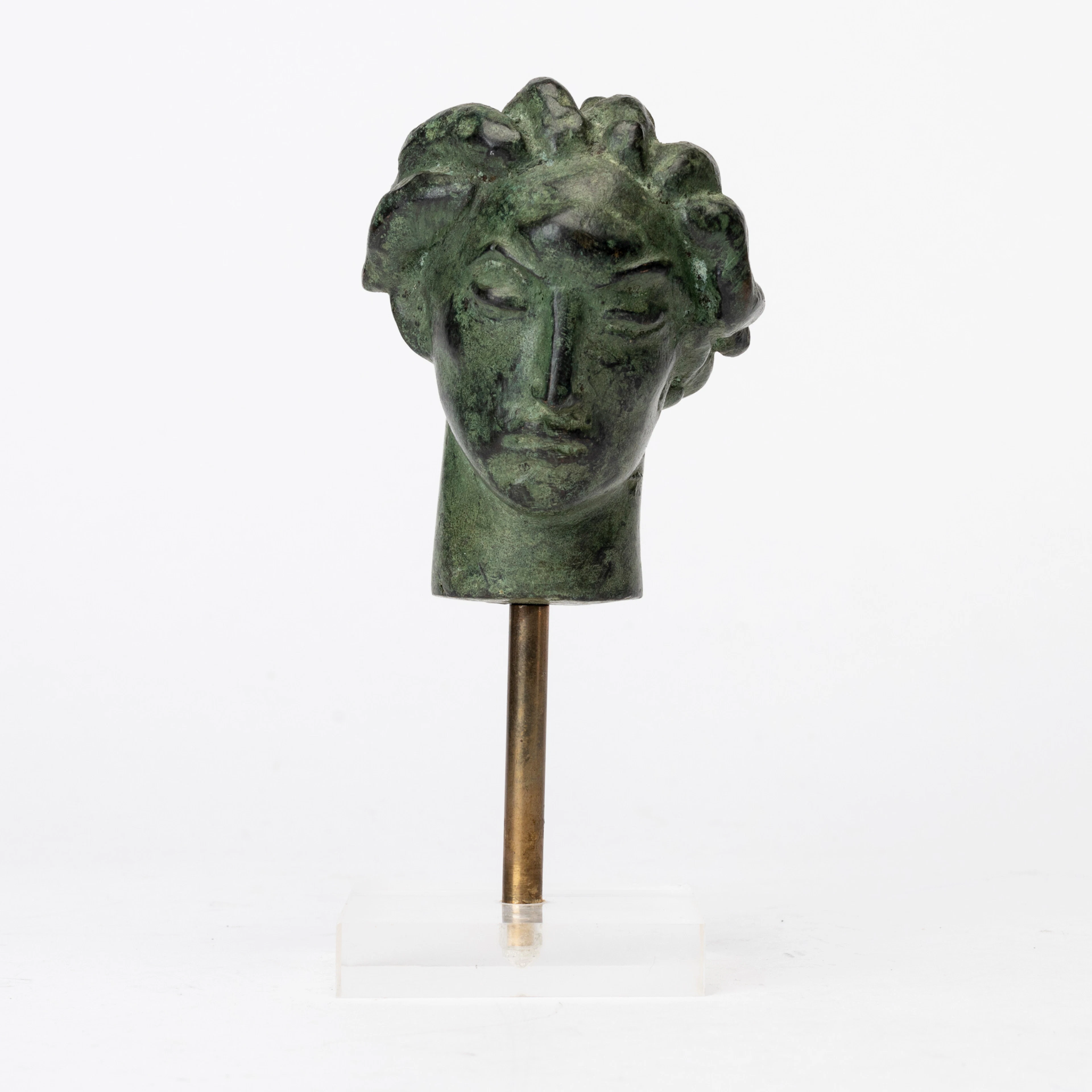 CARL MILLES. EFTER. Skulptur, kvinnohuvud, grönpatinerad brons, monterad
