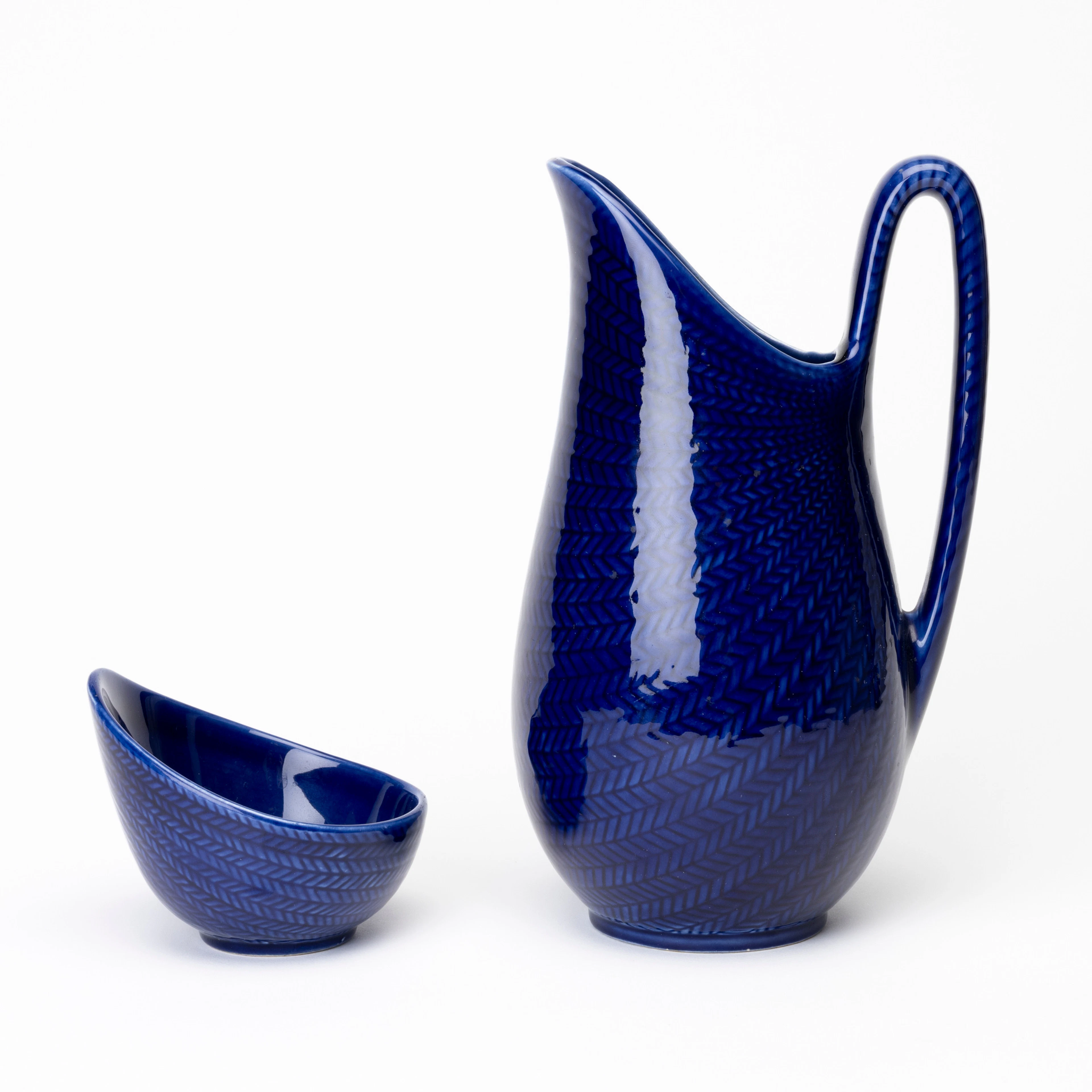 HERTHA BENGTSON. 2 delar, "Blå Eld", Rörstrand, flintgods.