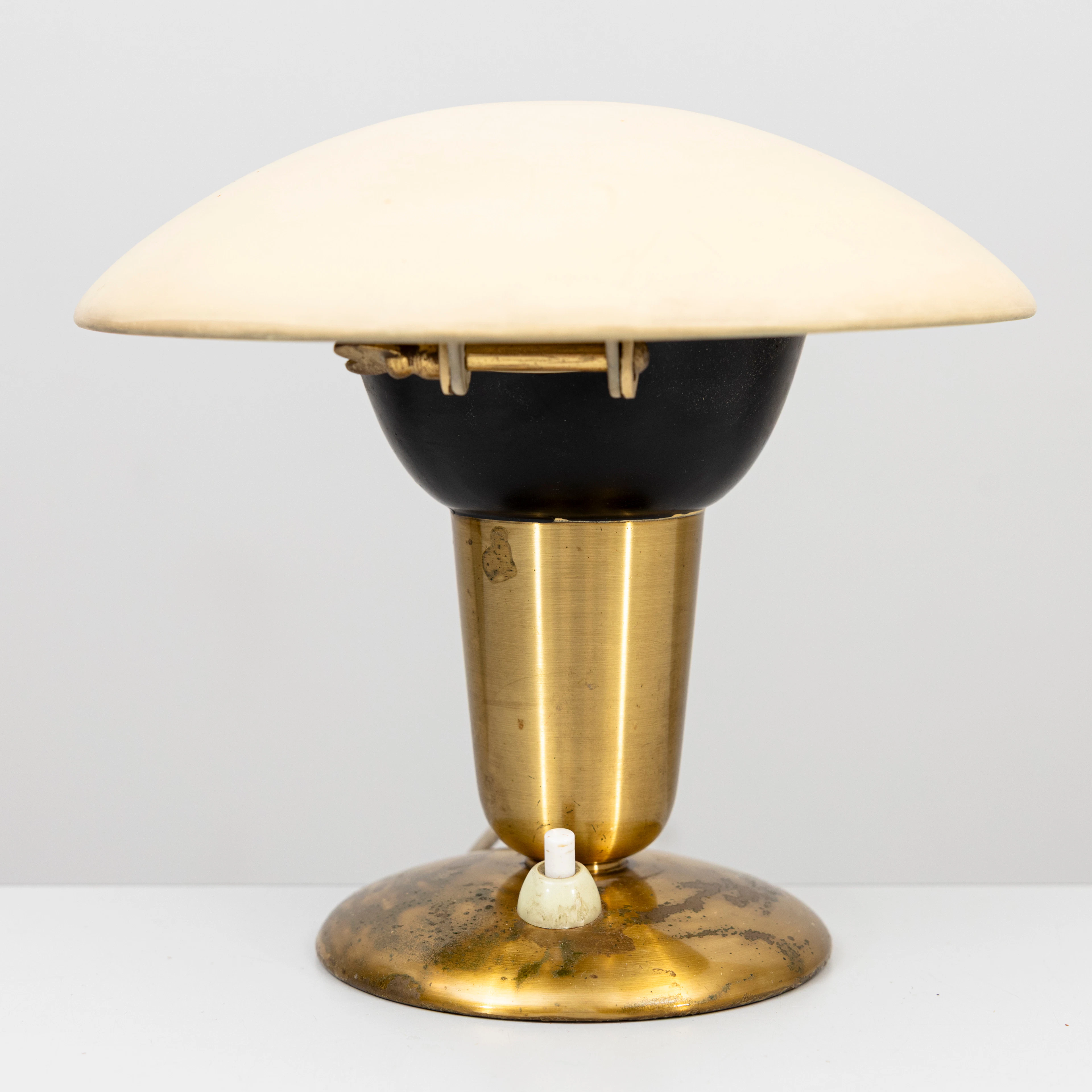 ERIK TIDSTRAND (1876-1944). Bords/Vägglampa, mässing, för Nordiska