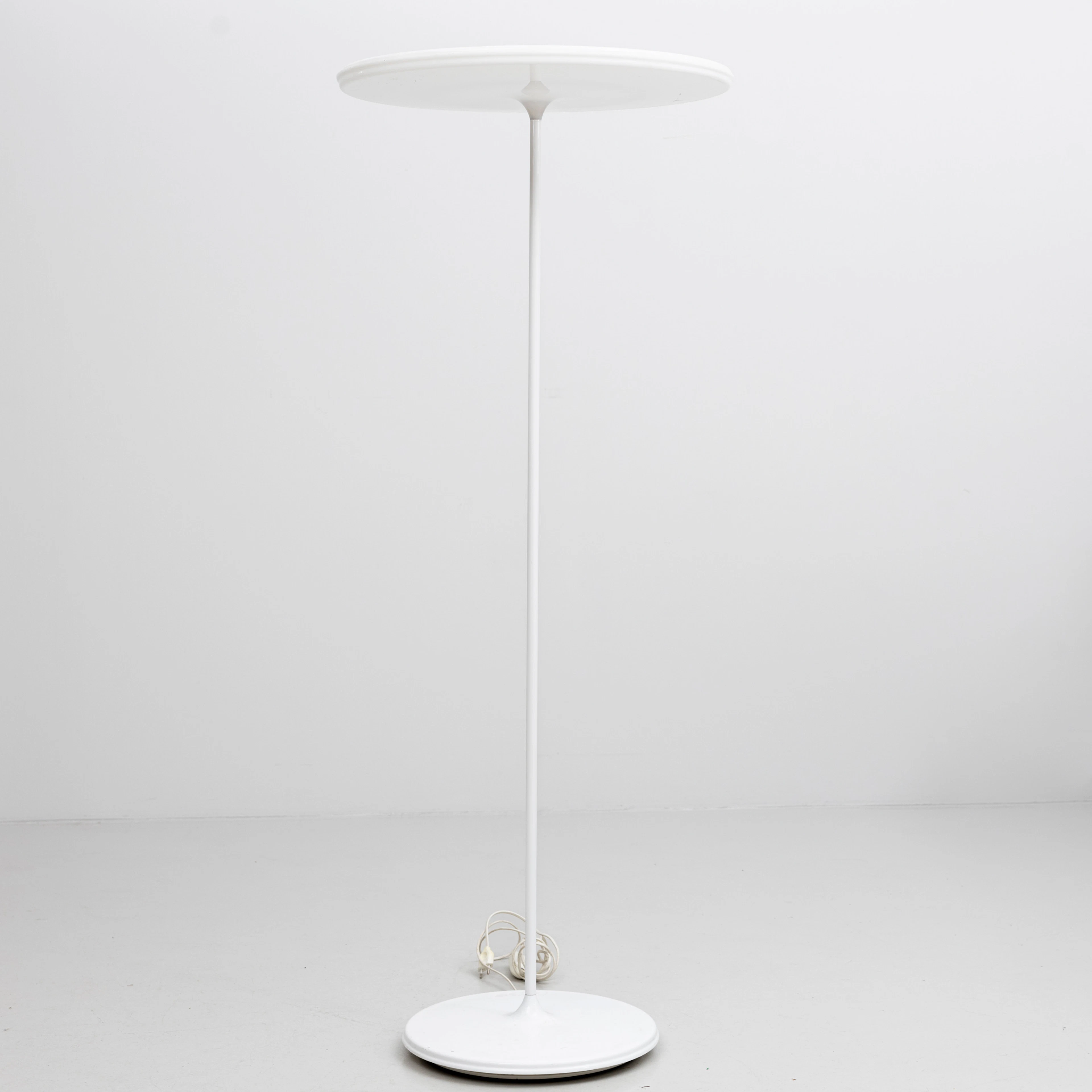 TAPIO ANTILLA. Golvlampa, akryl och stål. Vit, Innolux, Finland.