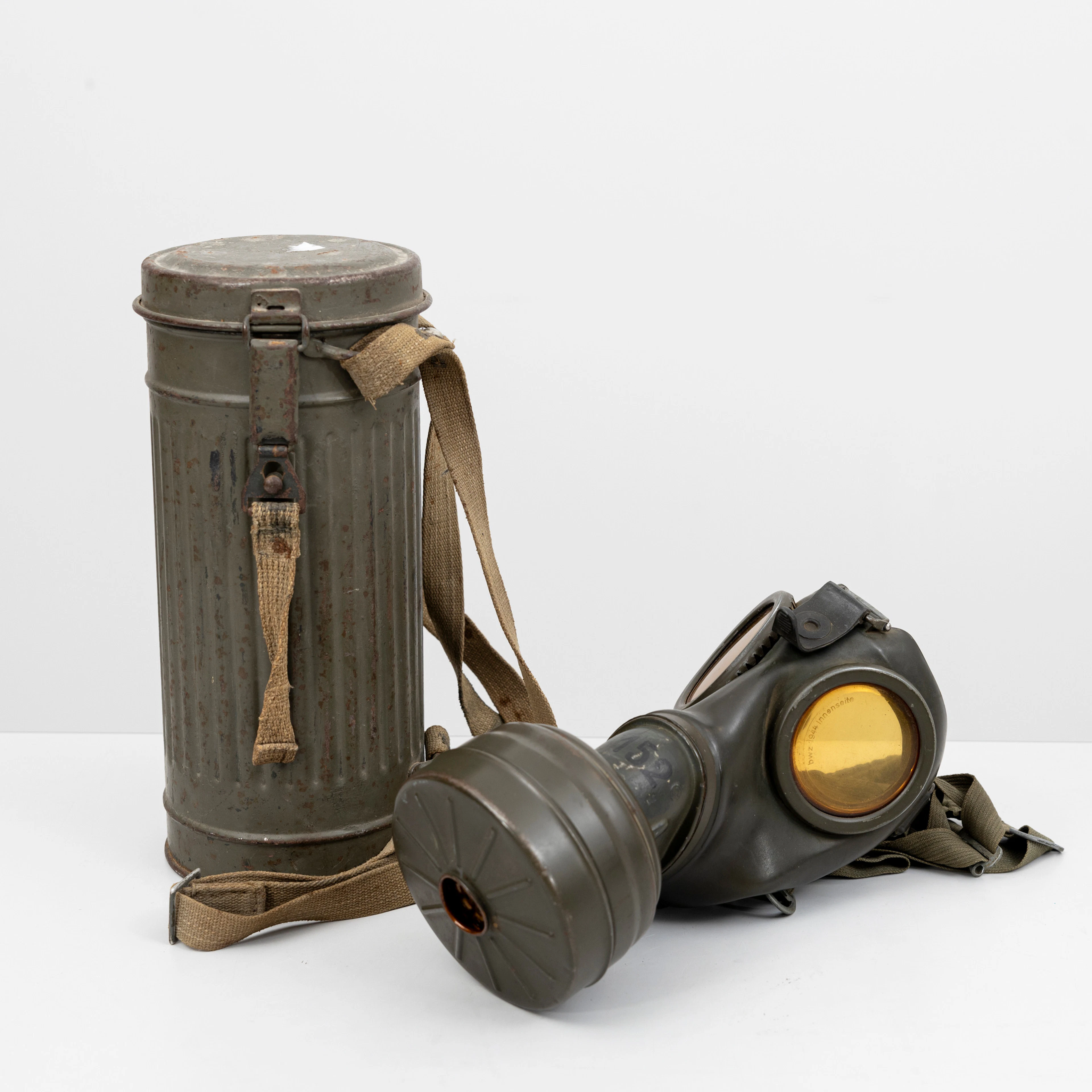GASMASK med BEHÅLLARE, stål och gummi, Tyskland 1944.