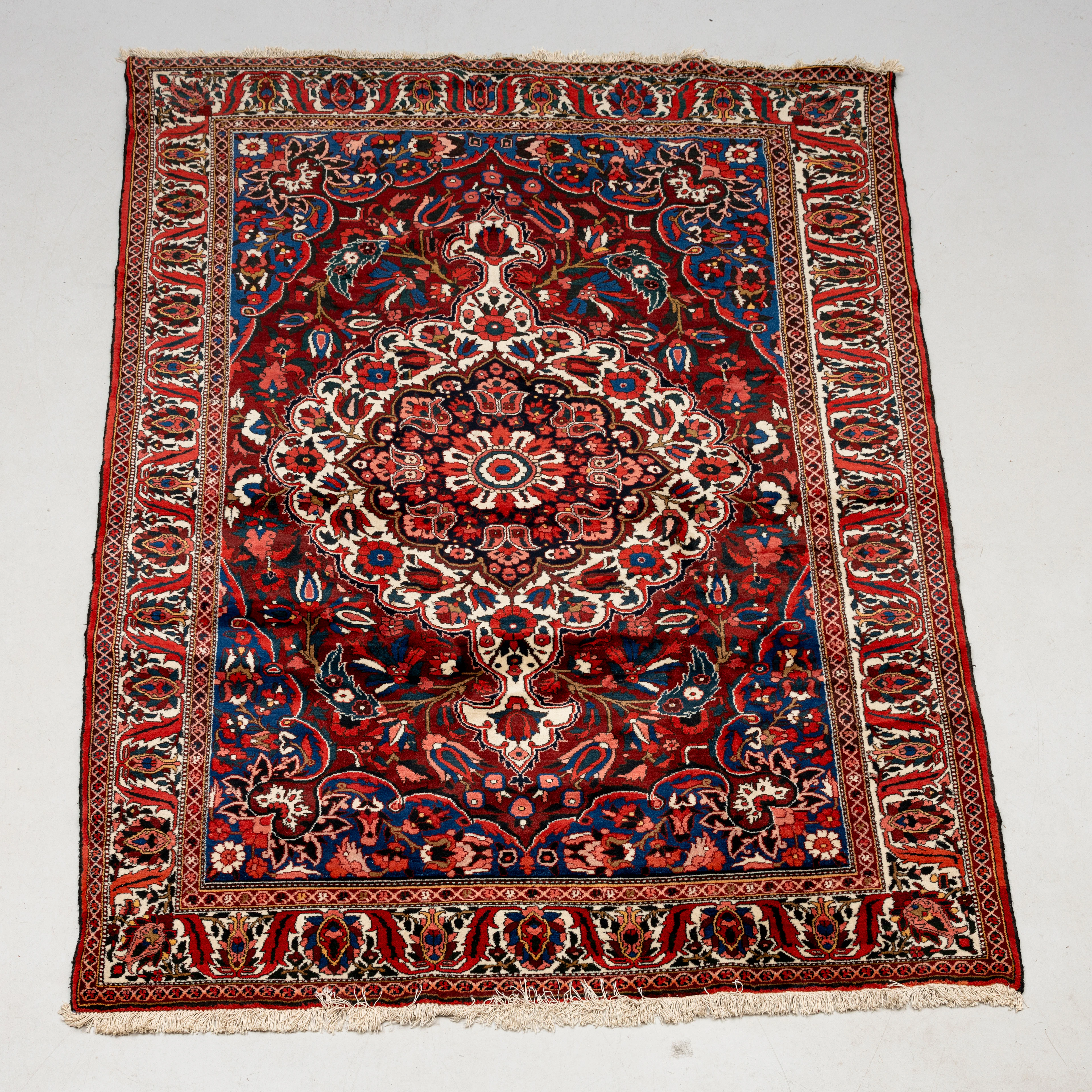 MATTA, Bakhtiari, ca 303x214 cm.