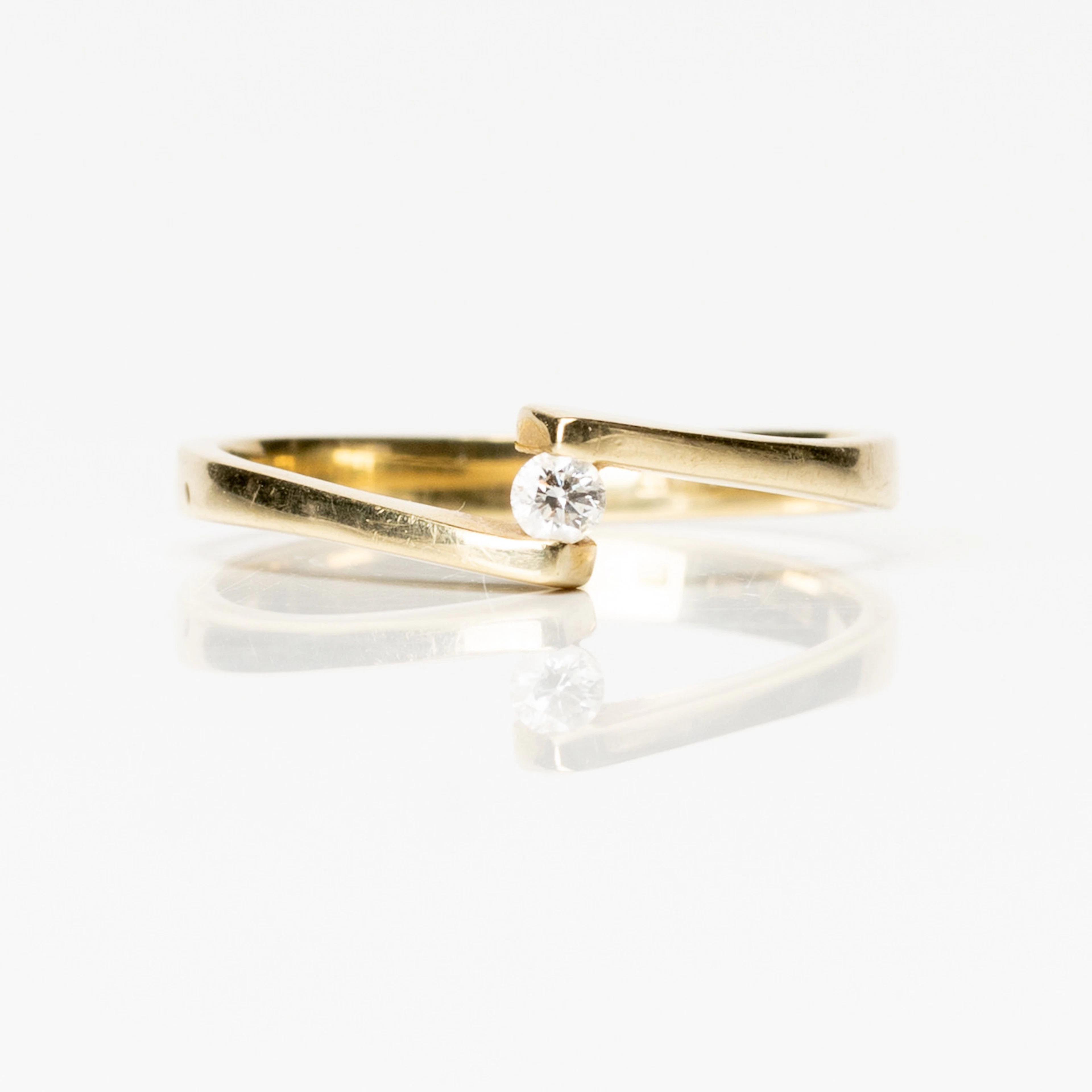 RING, 14K guld med briljantslipad diamant enligt gravyr 0,07ct, otydliga