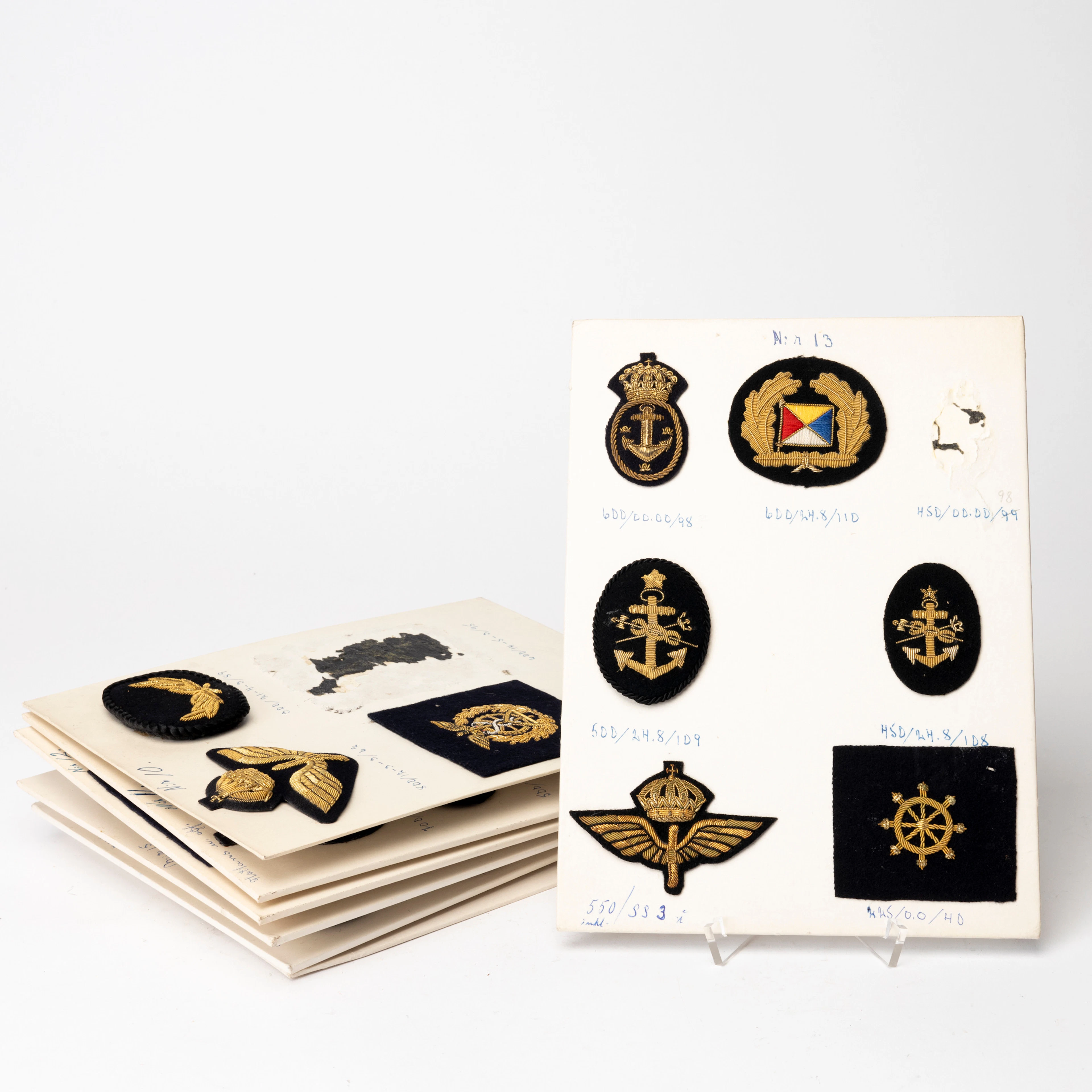 MÄRKEN, för uniform och mössa, mestadels svenska militära för bl.a
