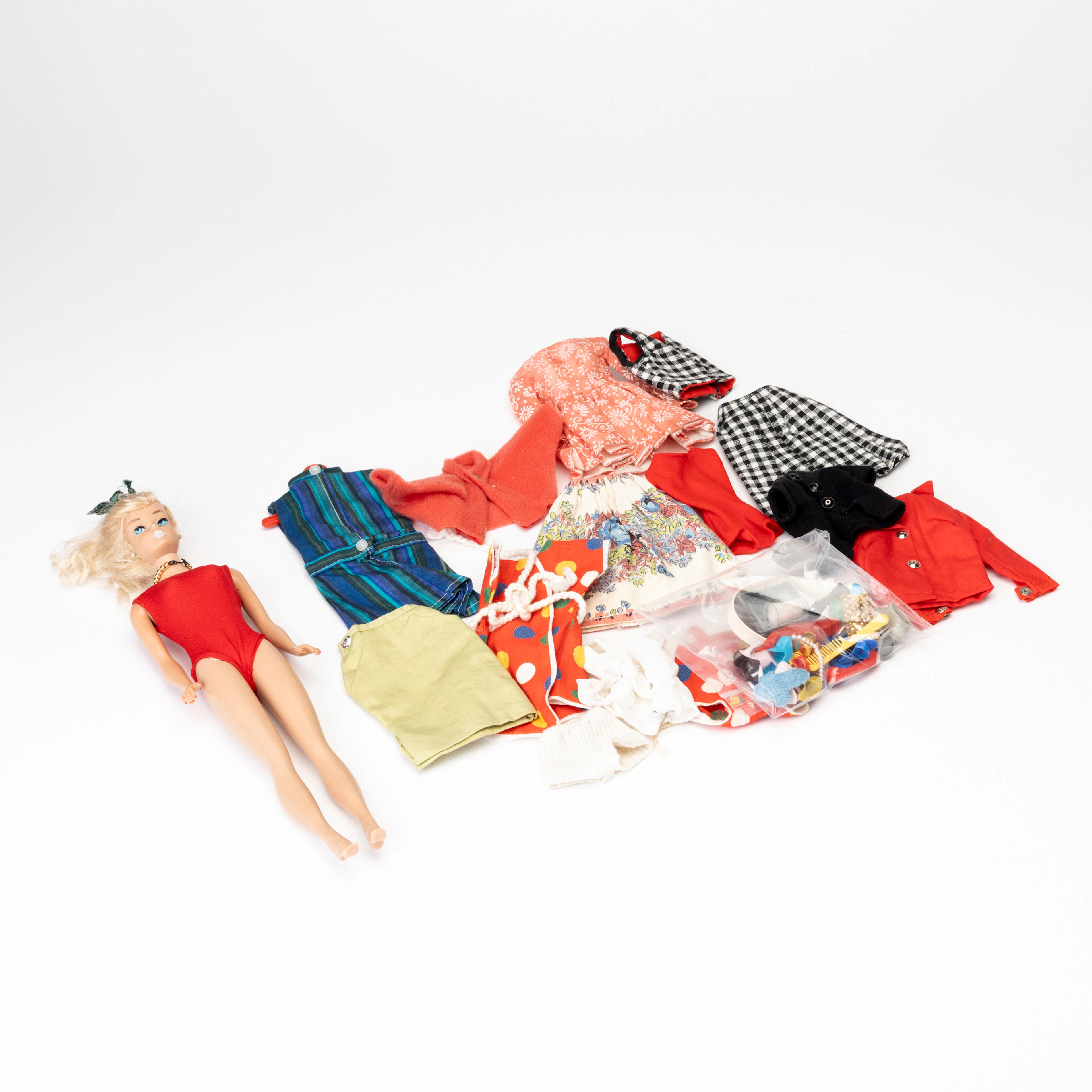 MATTEL INC. "Barbie" Swirl Ponytail Platinum blonde, med kläder och