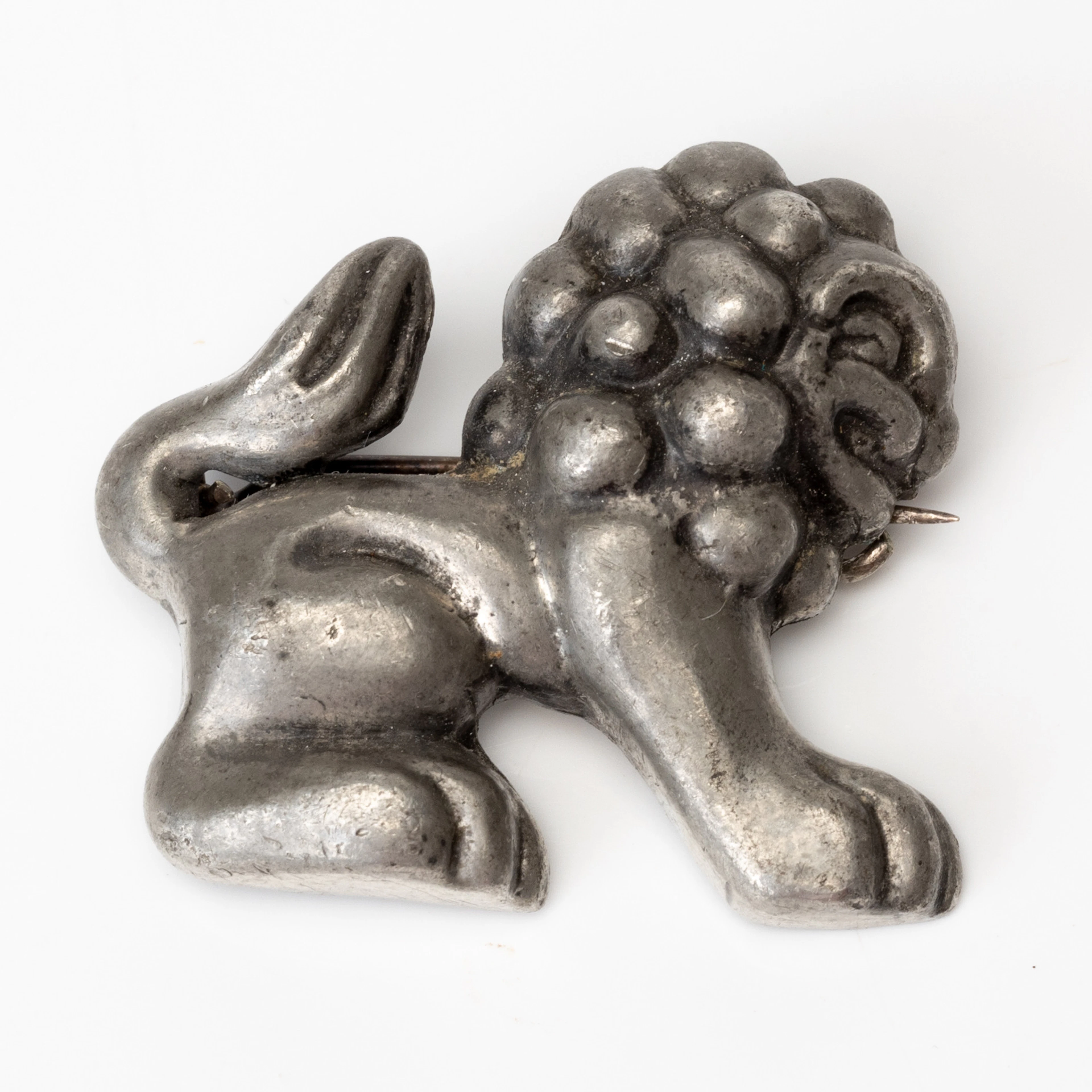 ANNA PETRUS. Brosch, i form av lejon, tenn, Firma Svenskt Tenn.