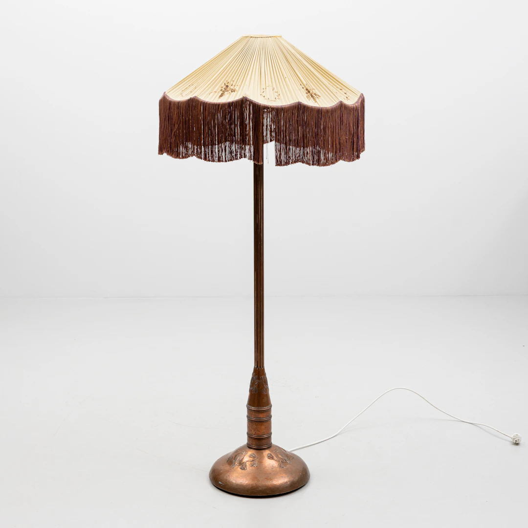 GOLVLAMPA, koppar, jugend, 1900-talets början.