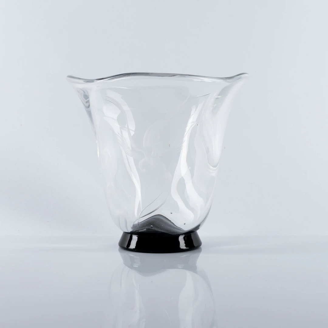 VICKE LINDSTRAND. Vas, glas, signerad, Orrefors.