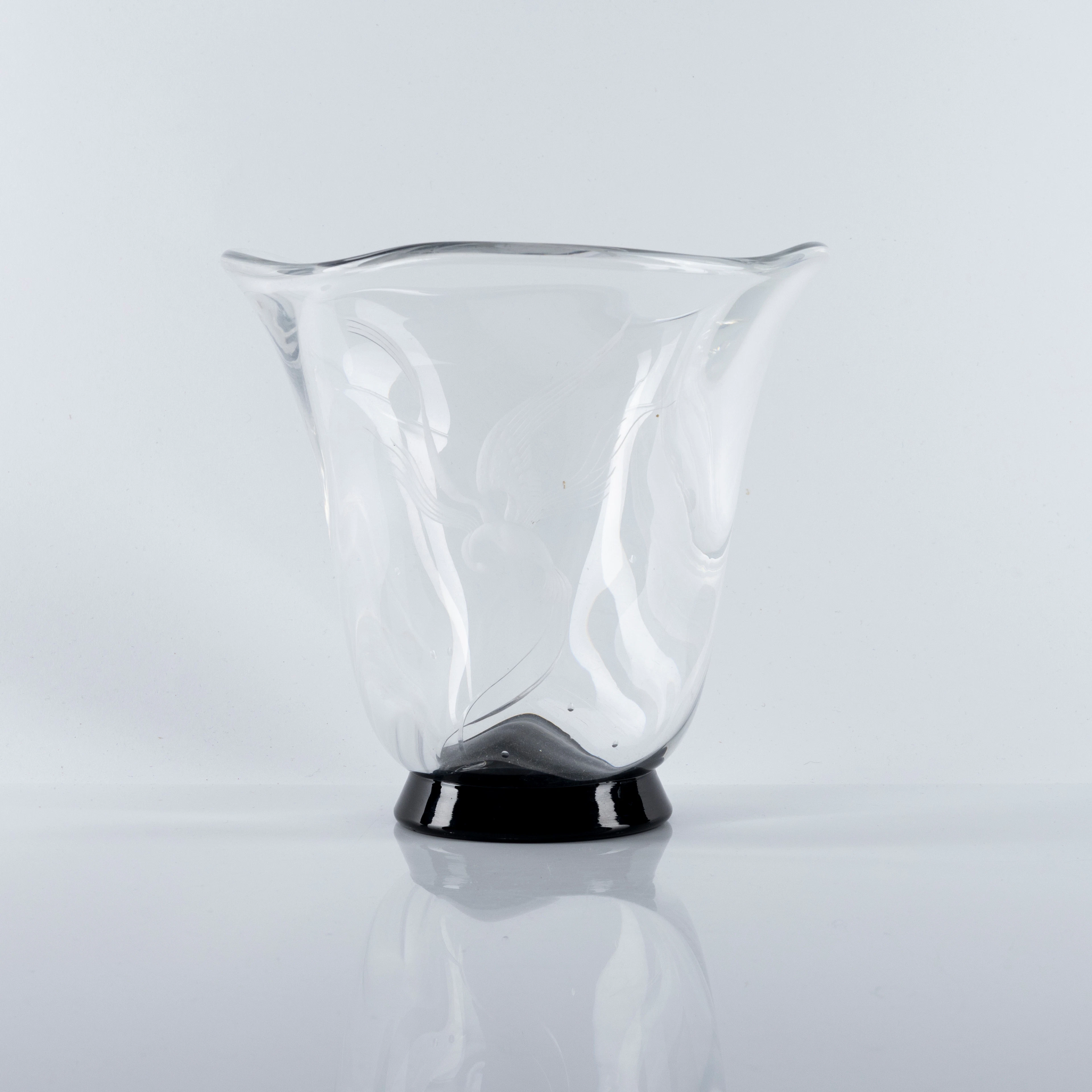 VICKE LINDSTRAND. Vas, glas, signerad, Orrefors.
