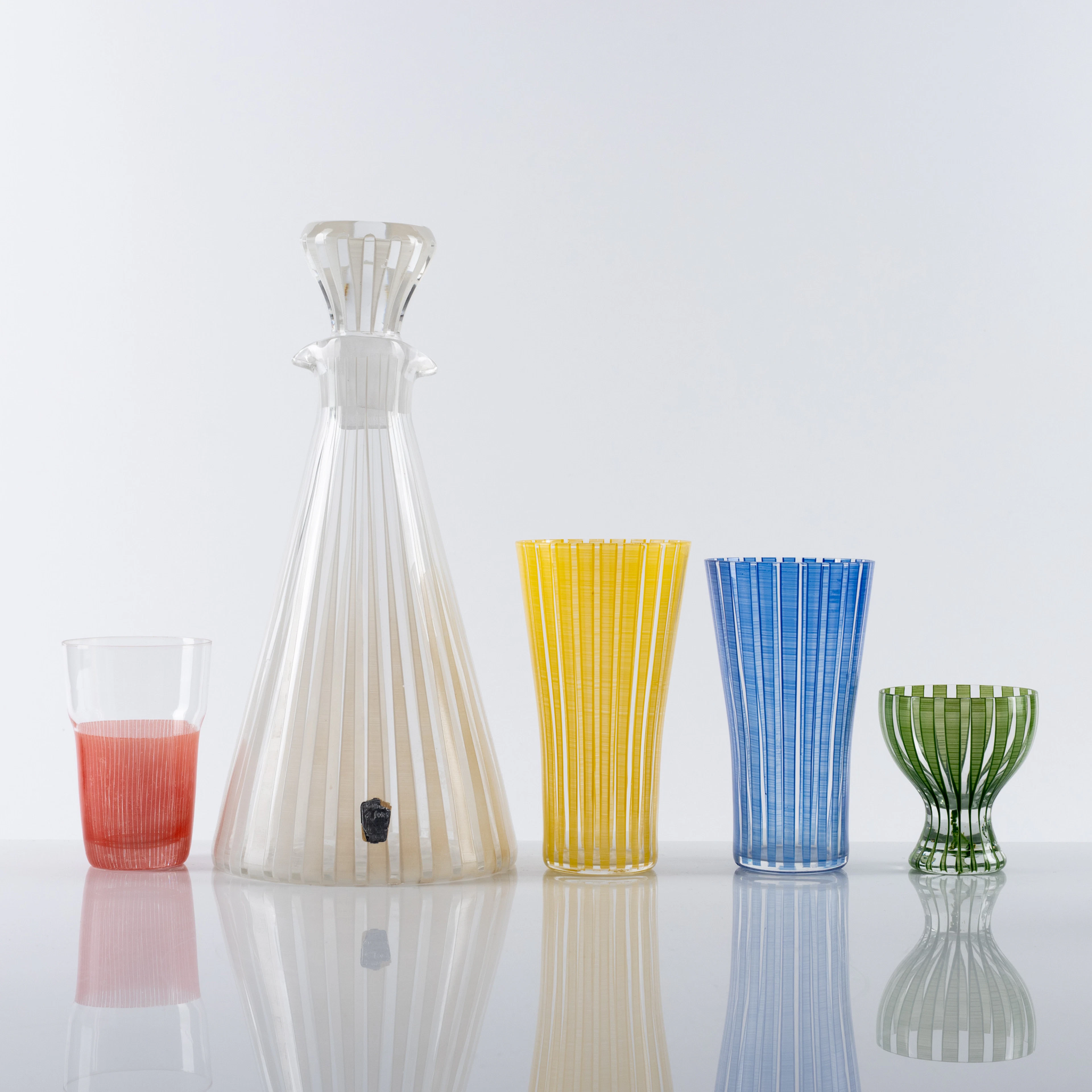BENGT ORUP. SERVISDELAR, 9+6 st delar, glas "Strikt", samt "Stripes"