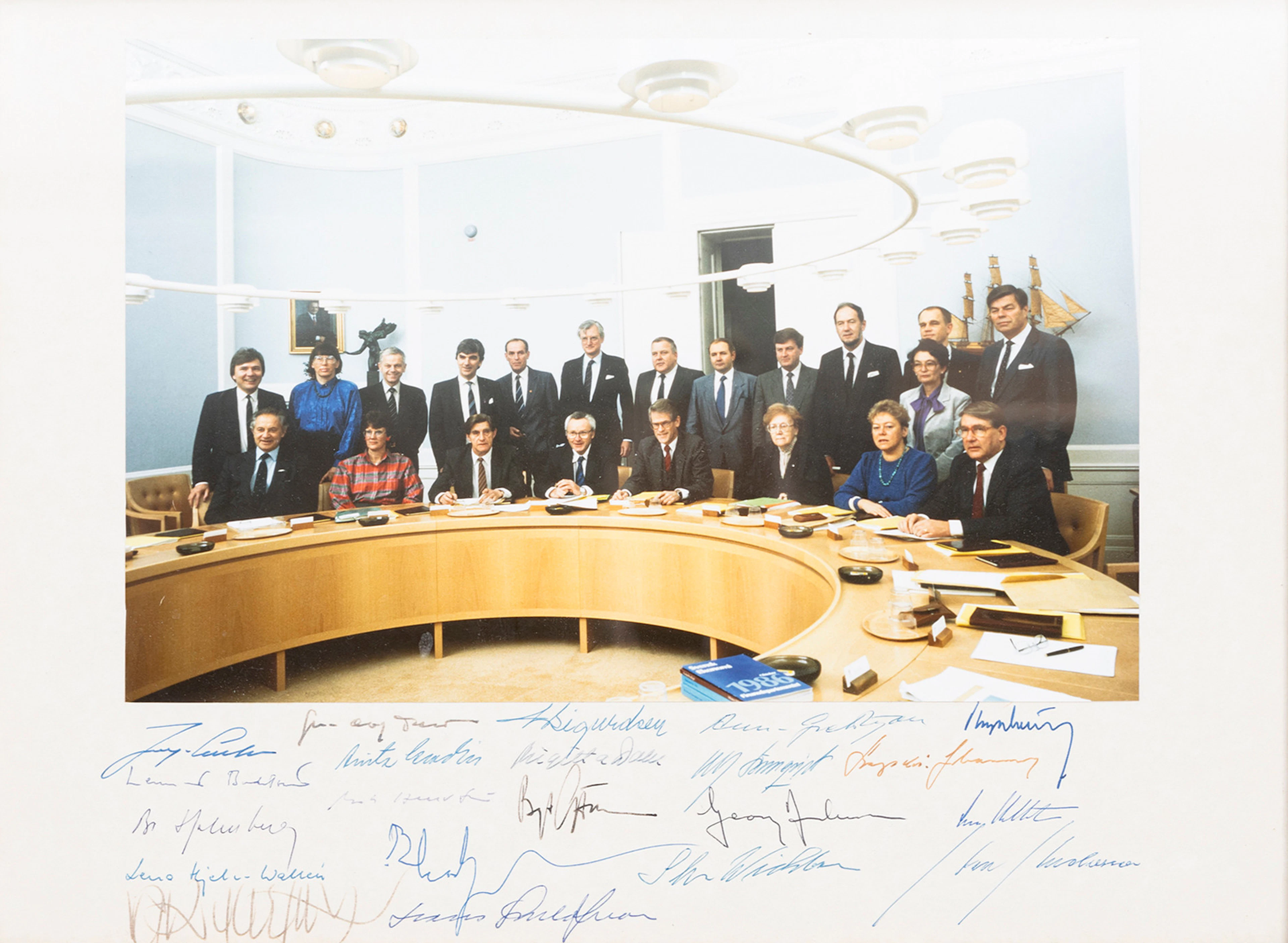 AUTOGRAFER, foto av Ingvar Carlssons regering. Proveniens: Birgitta Dahl.