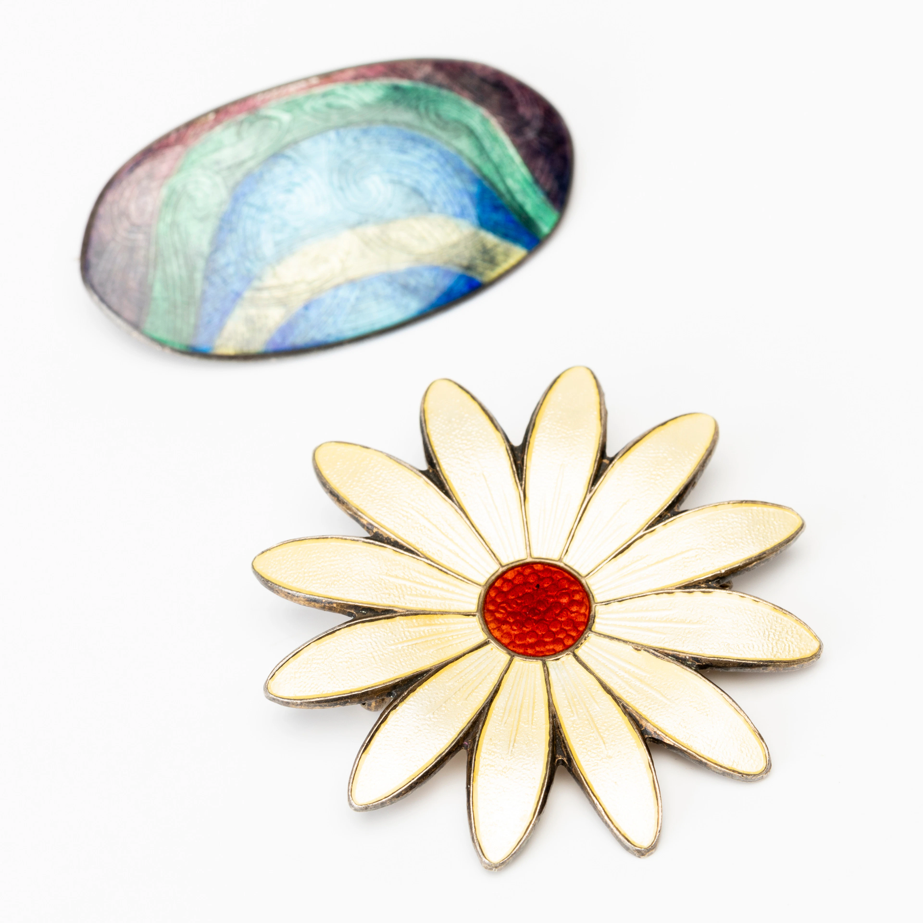 BROSCHER, 2 st, emalj och sterlingsilver, J. Tostrup och Norne, Norge.