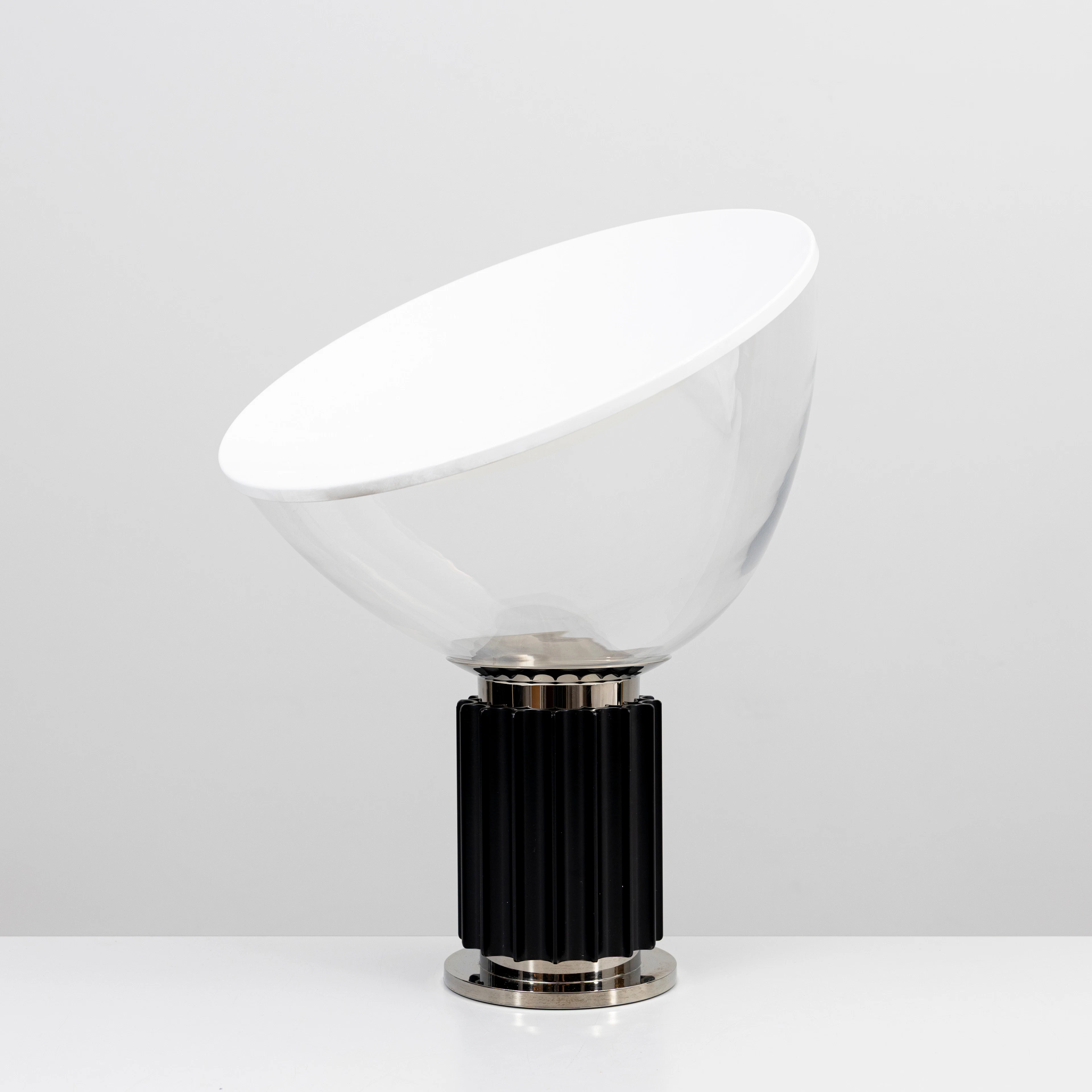 ACHILLE OCH PIER GIACOMO CASTIGLIONI. Bordslampa, aluminium och glas,"Taccia"
