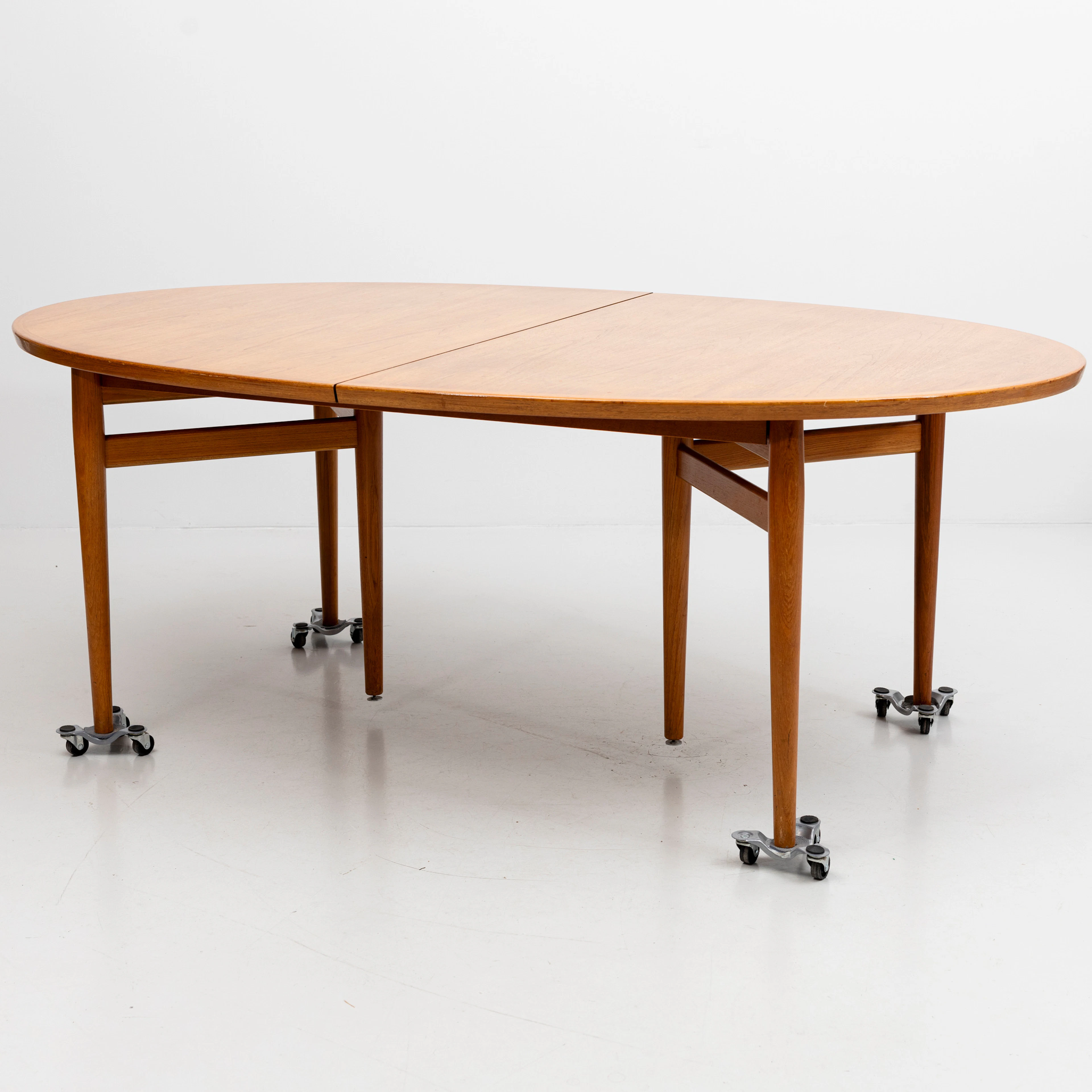 ARNE VODDER. Matbord modell nr 212, Teak, Sibast, Danmark.