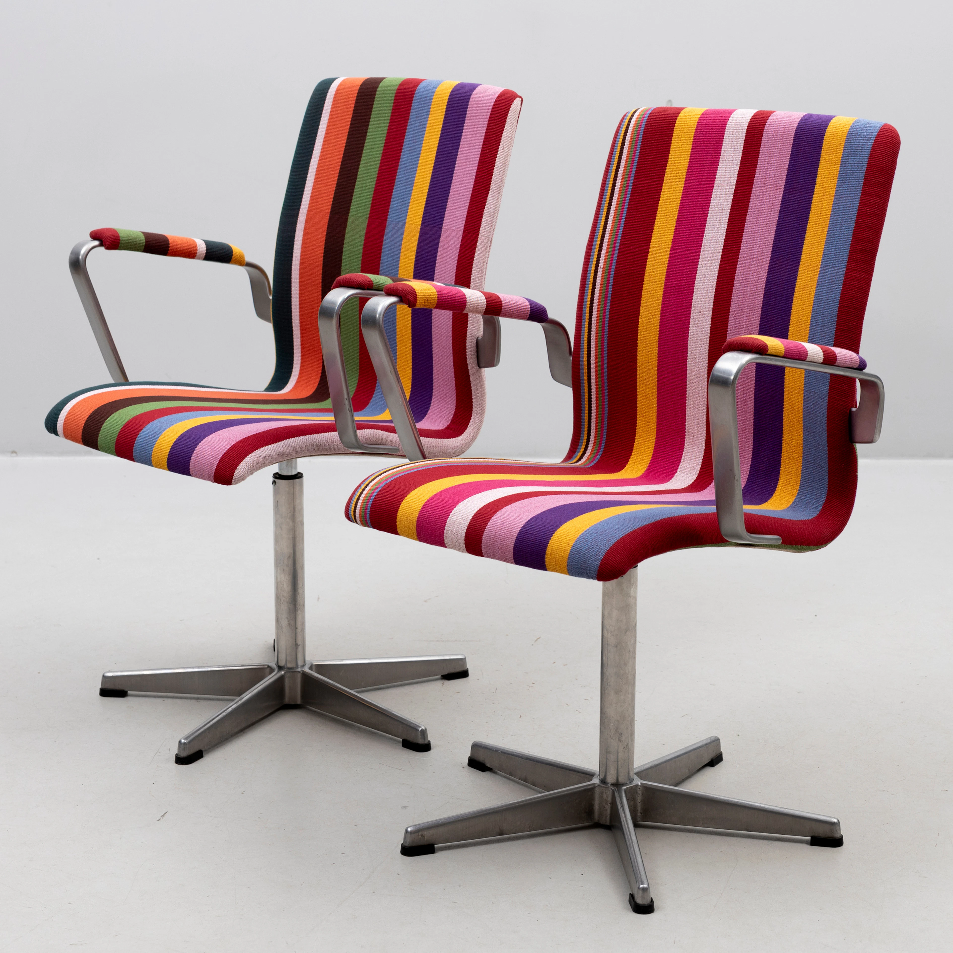 ARNE JACOBSEN. Kontorsstolar, ett par, "Oxford", etikettmärkta, Fritz