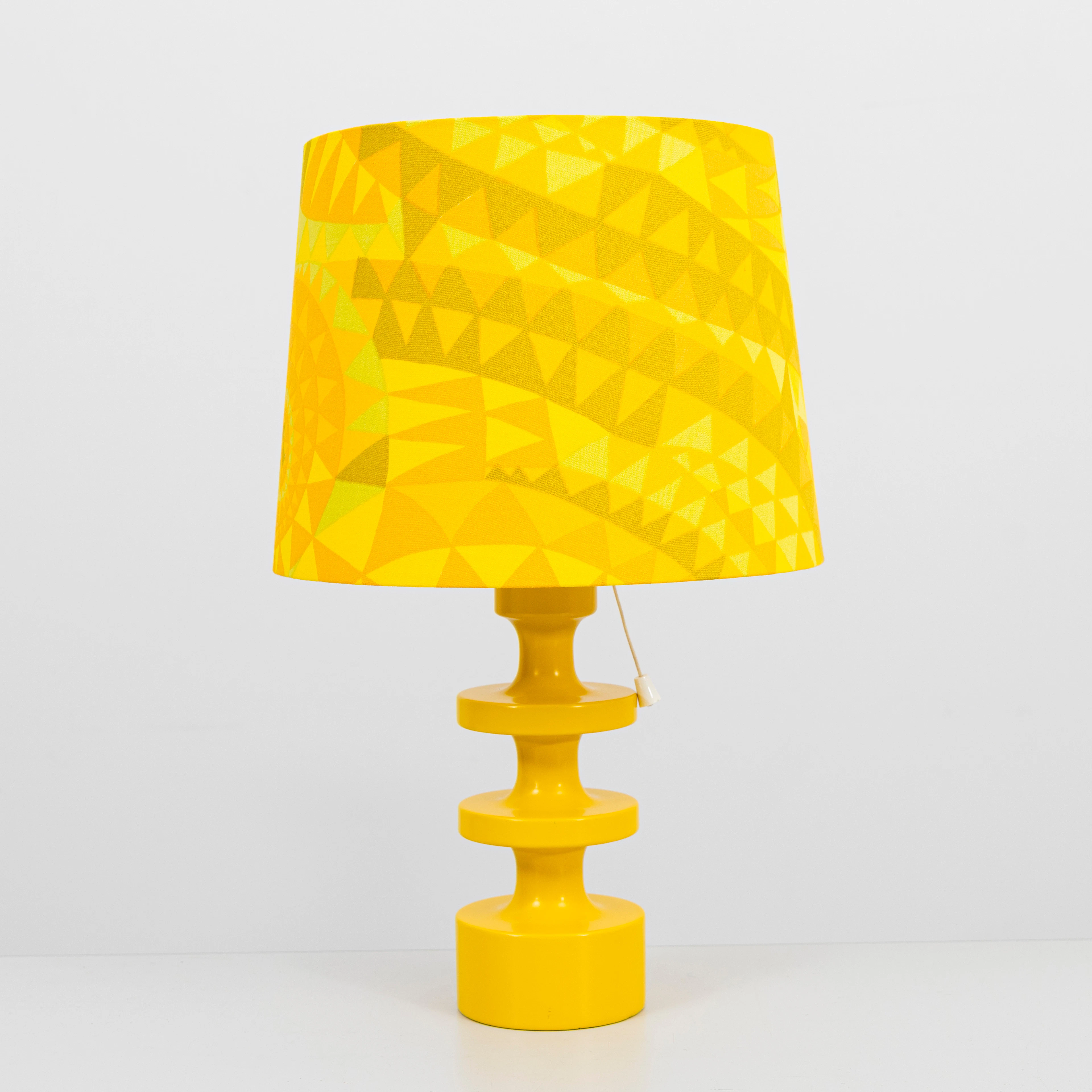 UNO & ÖSTEN KRISTIANSSON. Bordslampa, lackat trä i gult, "Flens", Luxus.