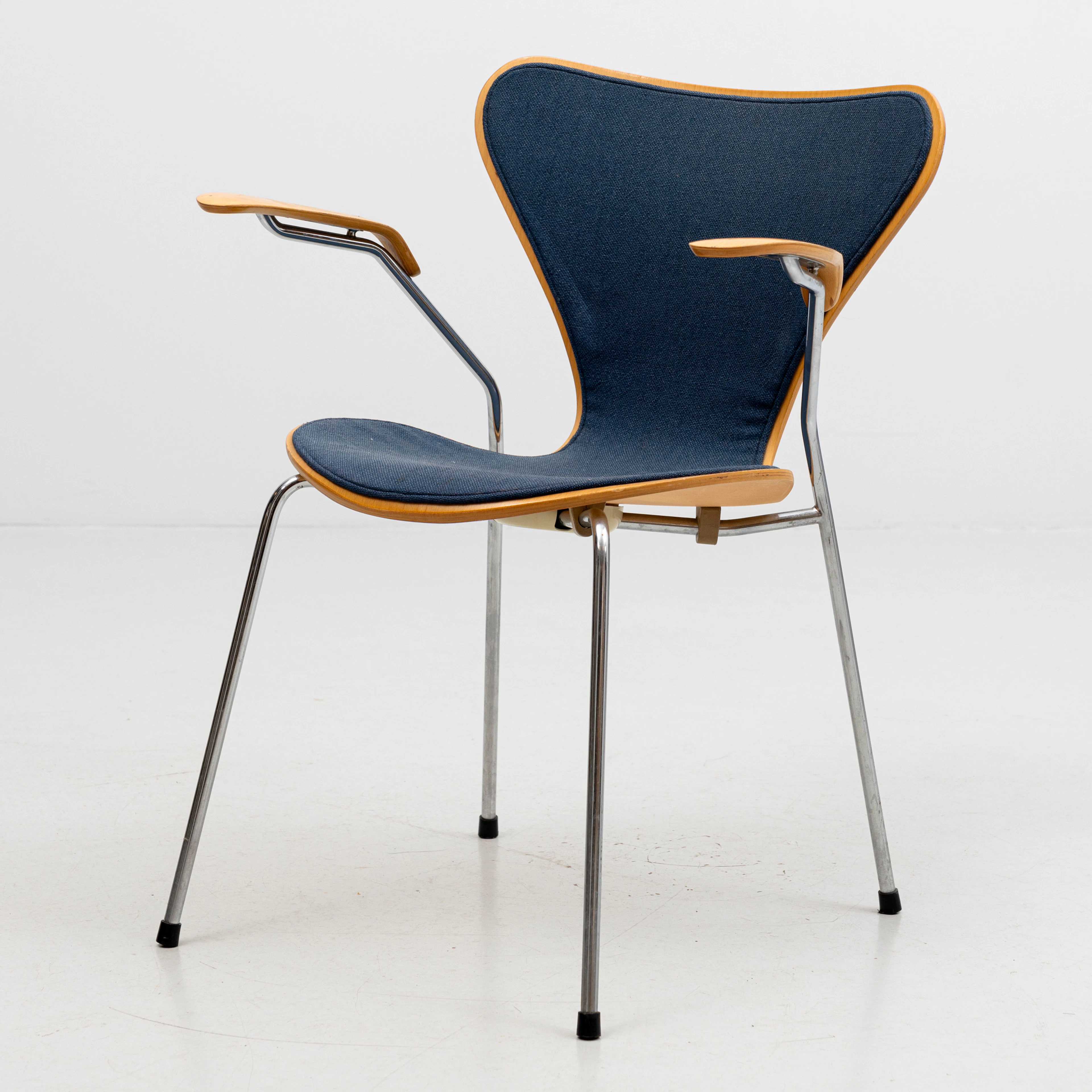 ARNE JACOBSEN. Karmstol, "Sjuan", för Fritz Hansen 1981.
