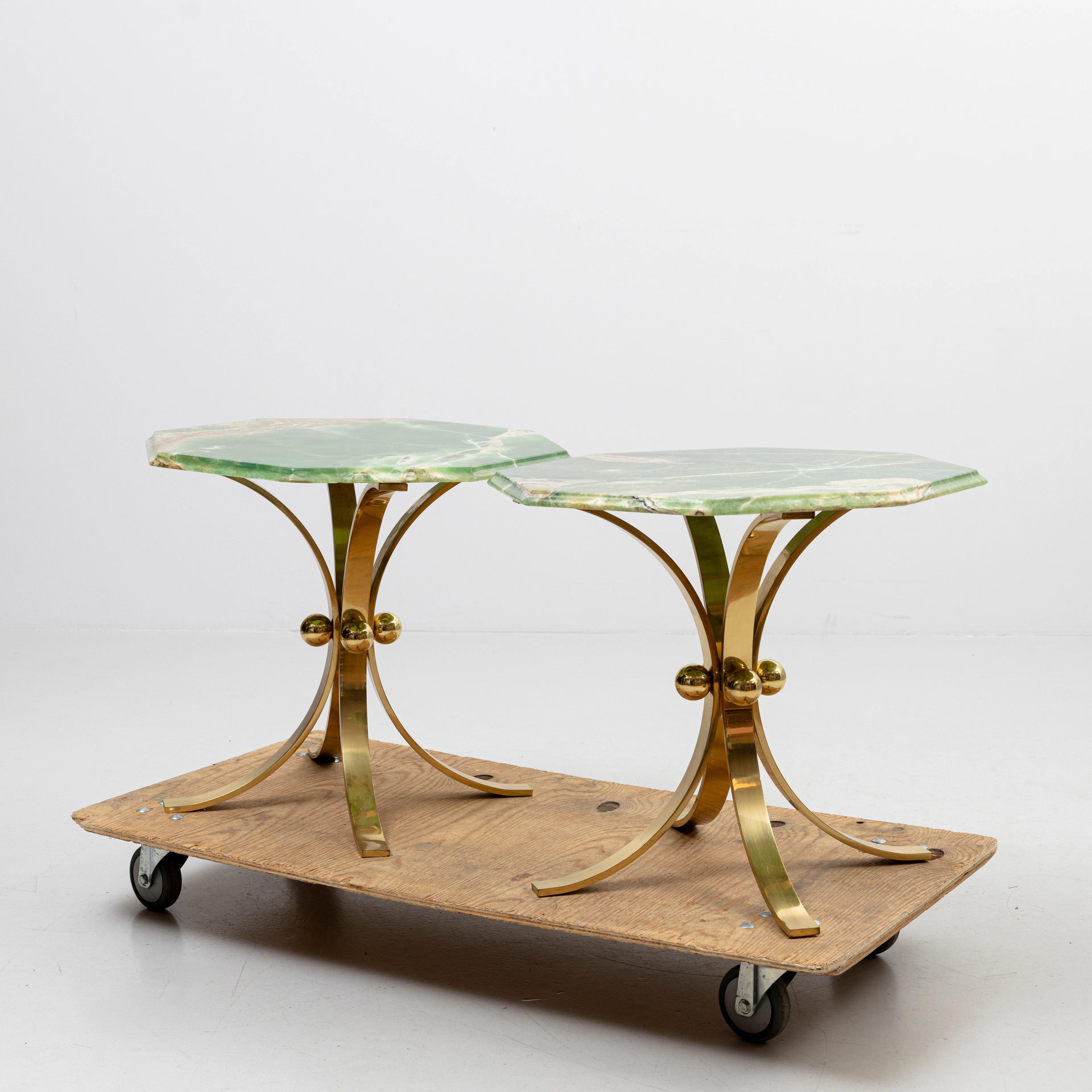 SIDOBORD 1 par, mässing med grön onyx, 1900-talets andra hälft.