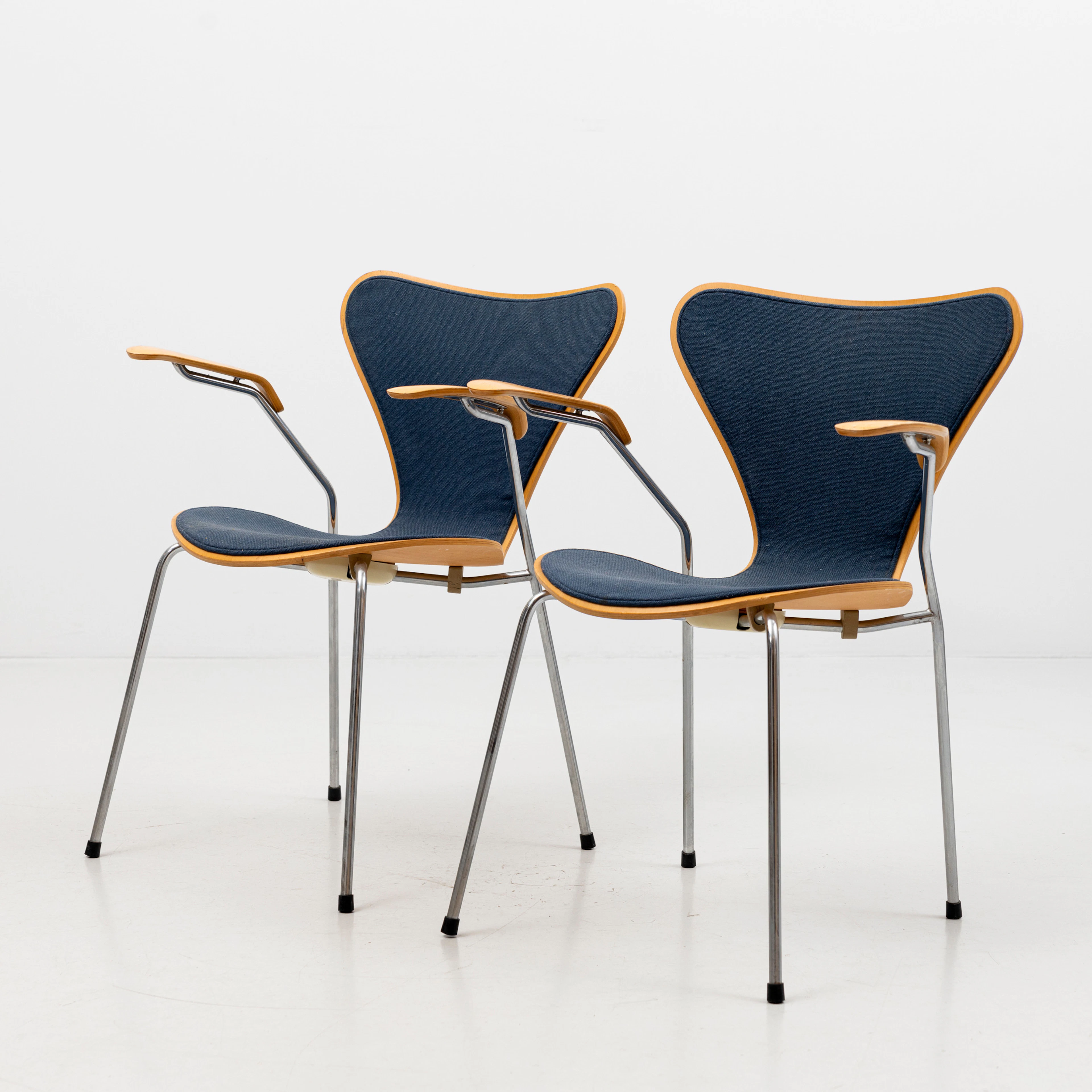 ARNE JACOBSEN. Karmstolar, ett par, "Sjuan", för Fritz Hansen 1981.