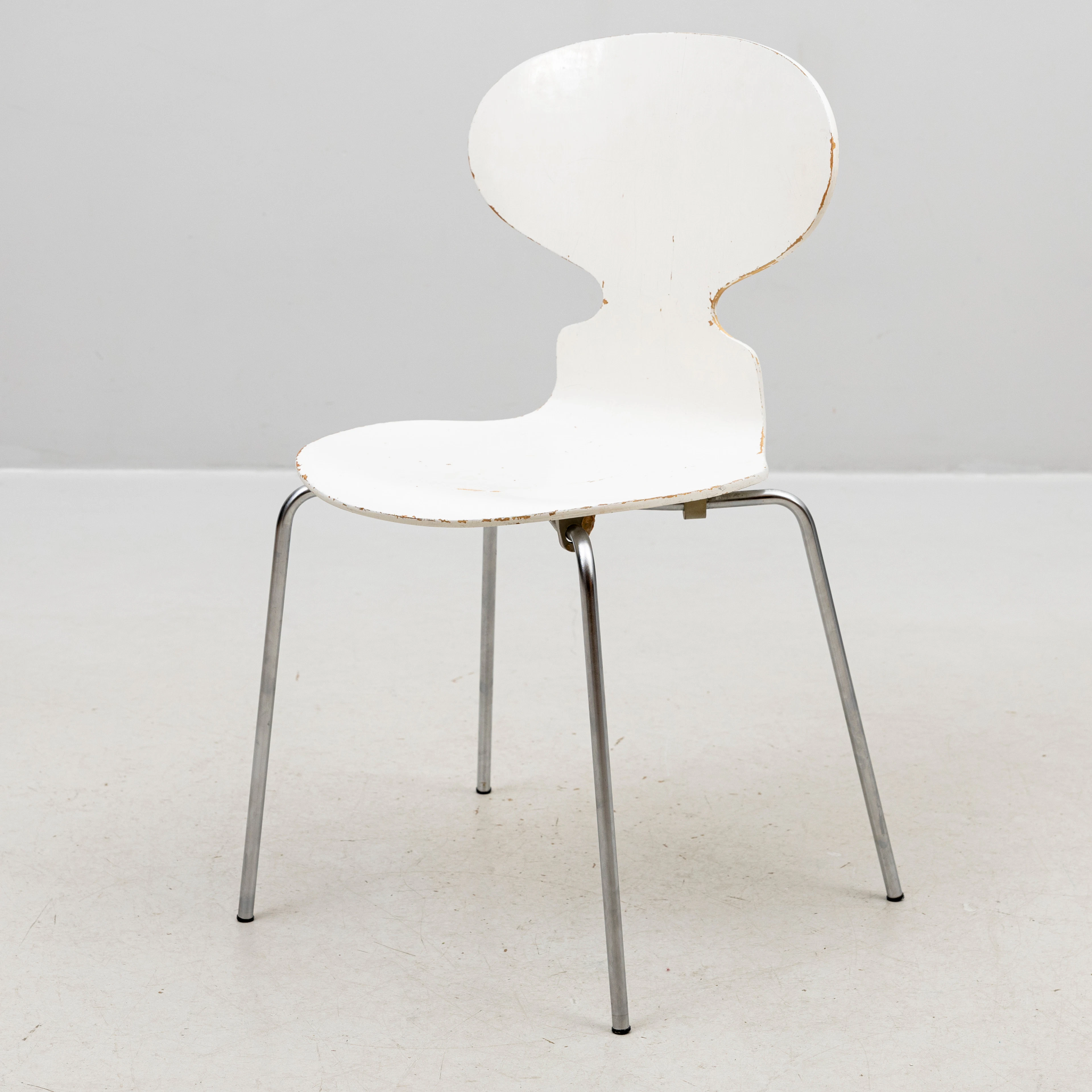 ARNE JACOBSEN (1902–1971). Stol, ”Myran”, vitlackerade skal och stålben