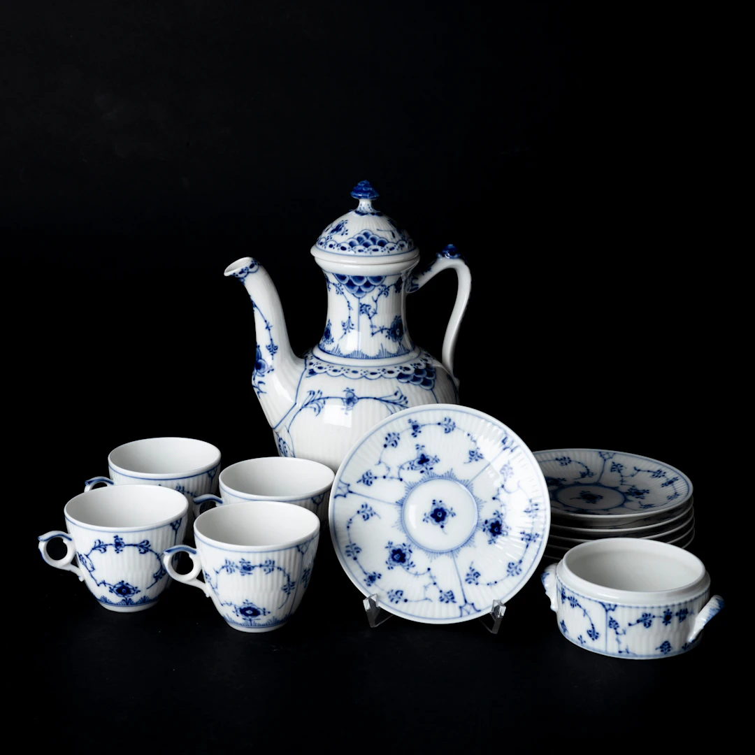 KAFFESERSVISDELAR, 8 delar, porslin, Musselmalet, Royal Copenhagen.