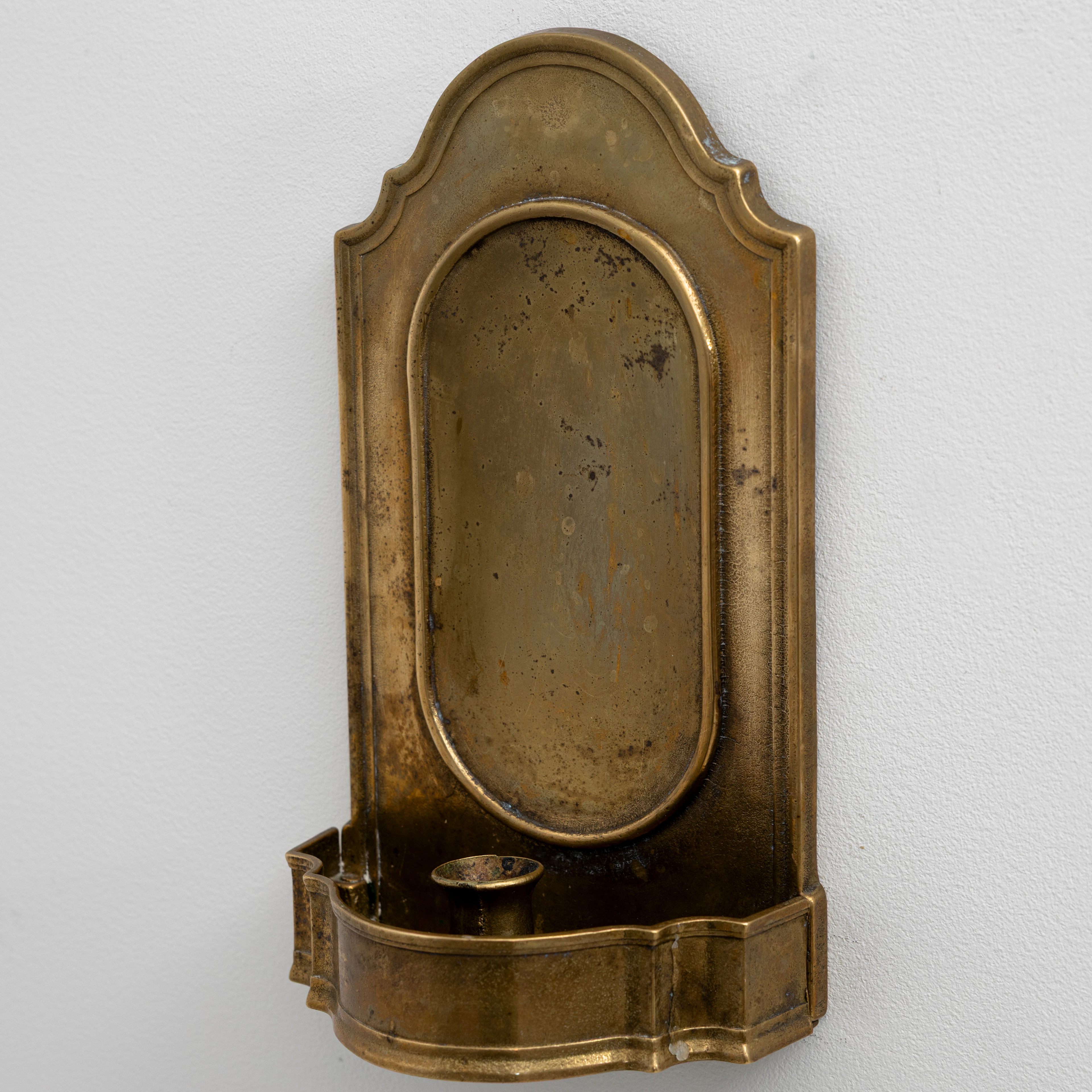 LJUSLYKTA för vägg, mässing, 1900-talets första hälft.