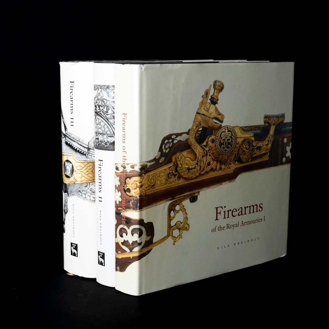 ILS DREJHOLT. "Firearms of the Royal Armouries", del I - III, 1996-2011.