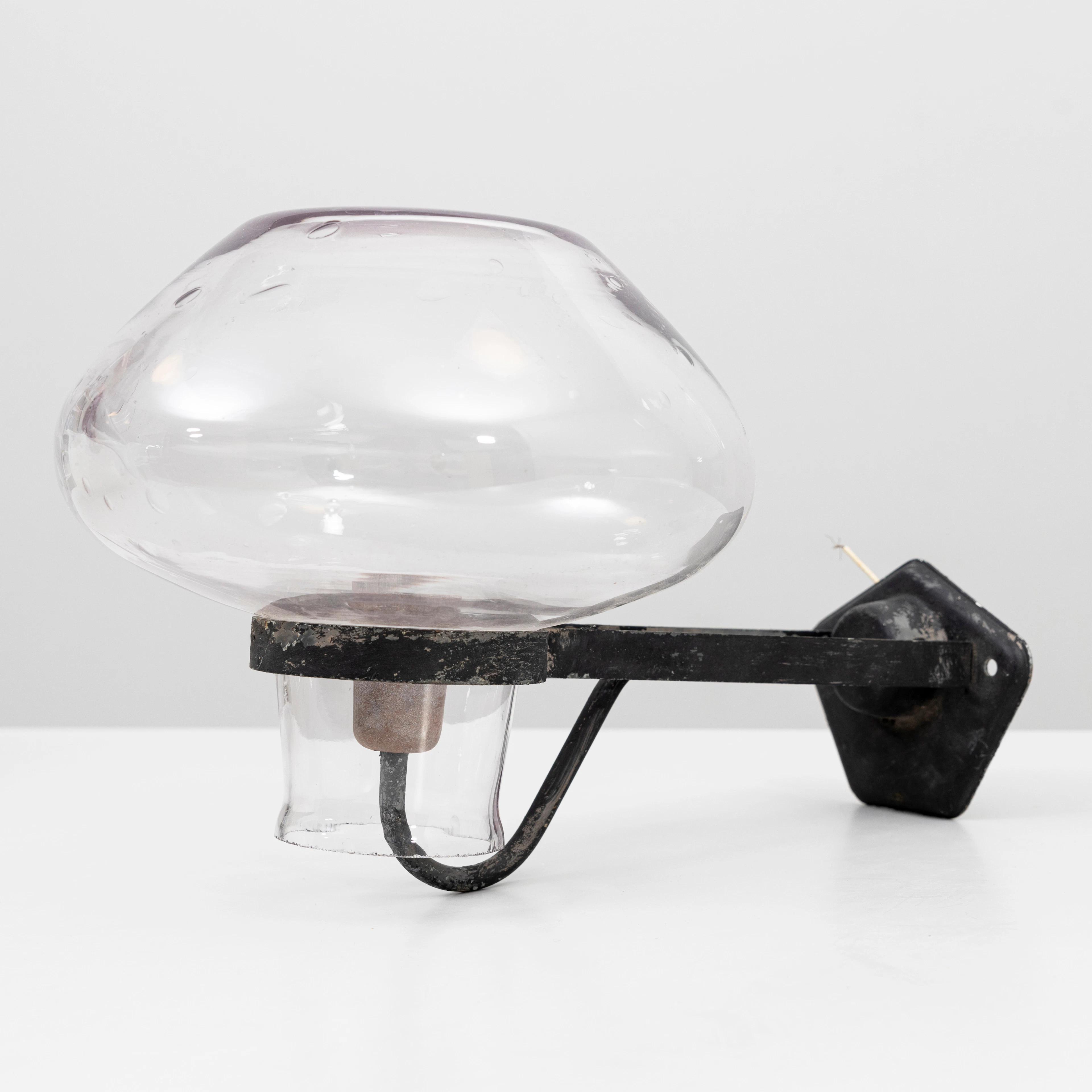 GUNNAR ASPLUND (1885-1940). Vägglampa för utomhusbruk, glas och bemålad