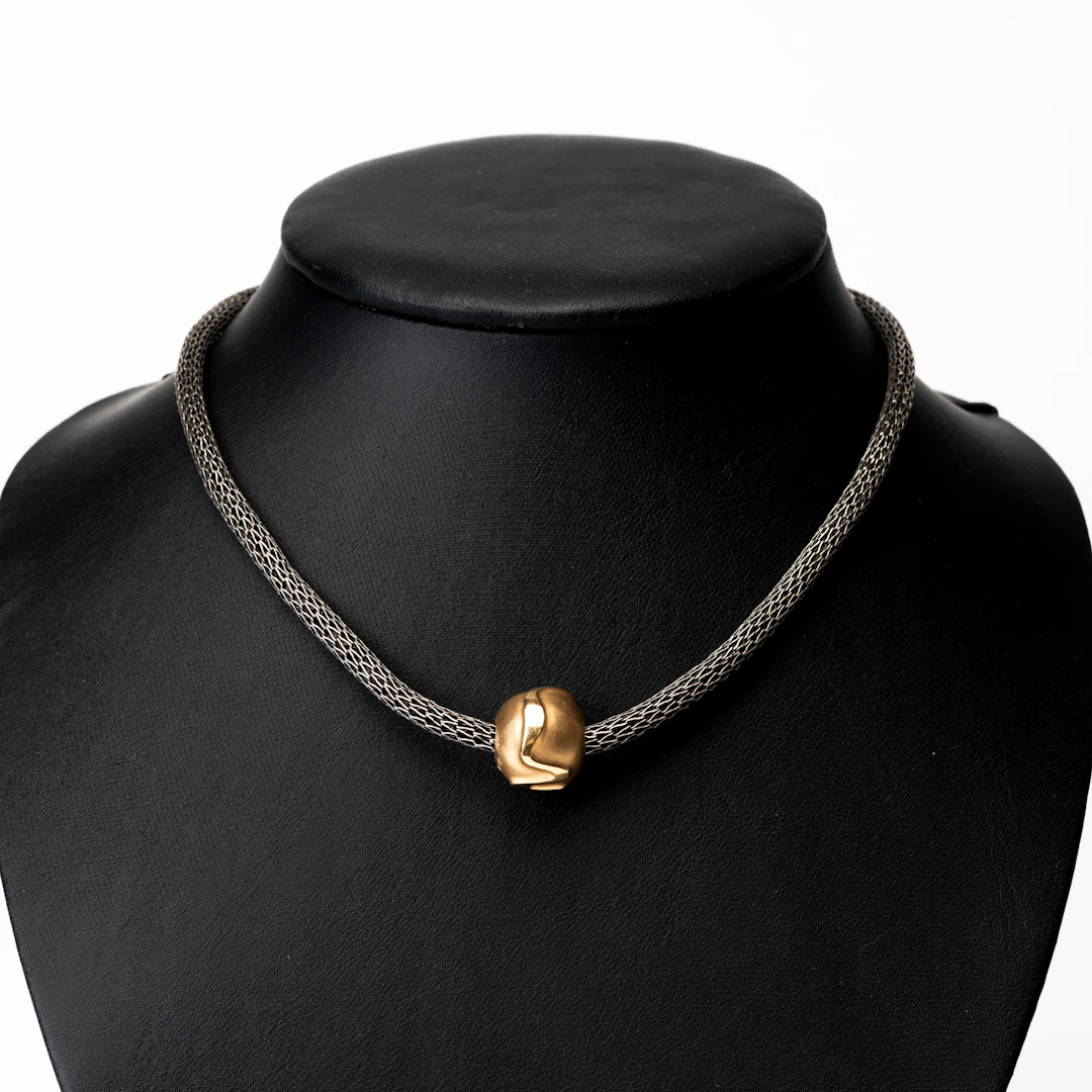 HALSSMYCKE, guld 18 K, oxiderat silver, Pernilla Wiberg, Alton.