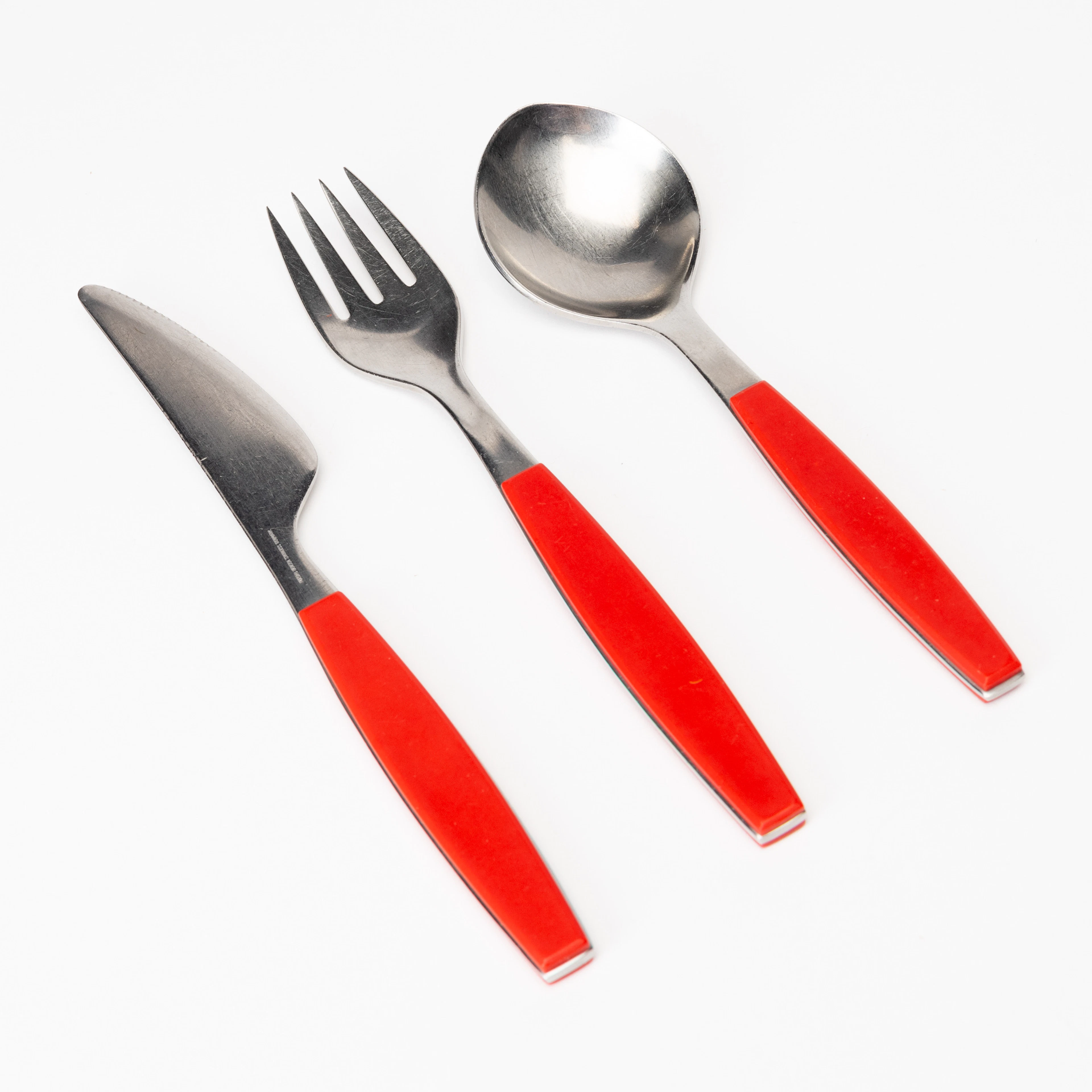 HENNING KOPPEL. Bestick, 22 delar, "Strata", stål, röd plast, Georg Jensen.