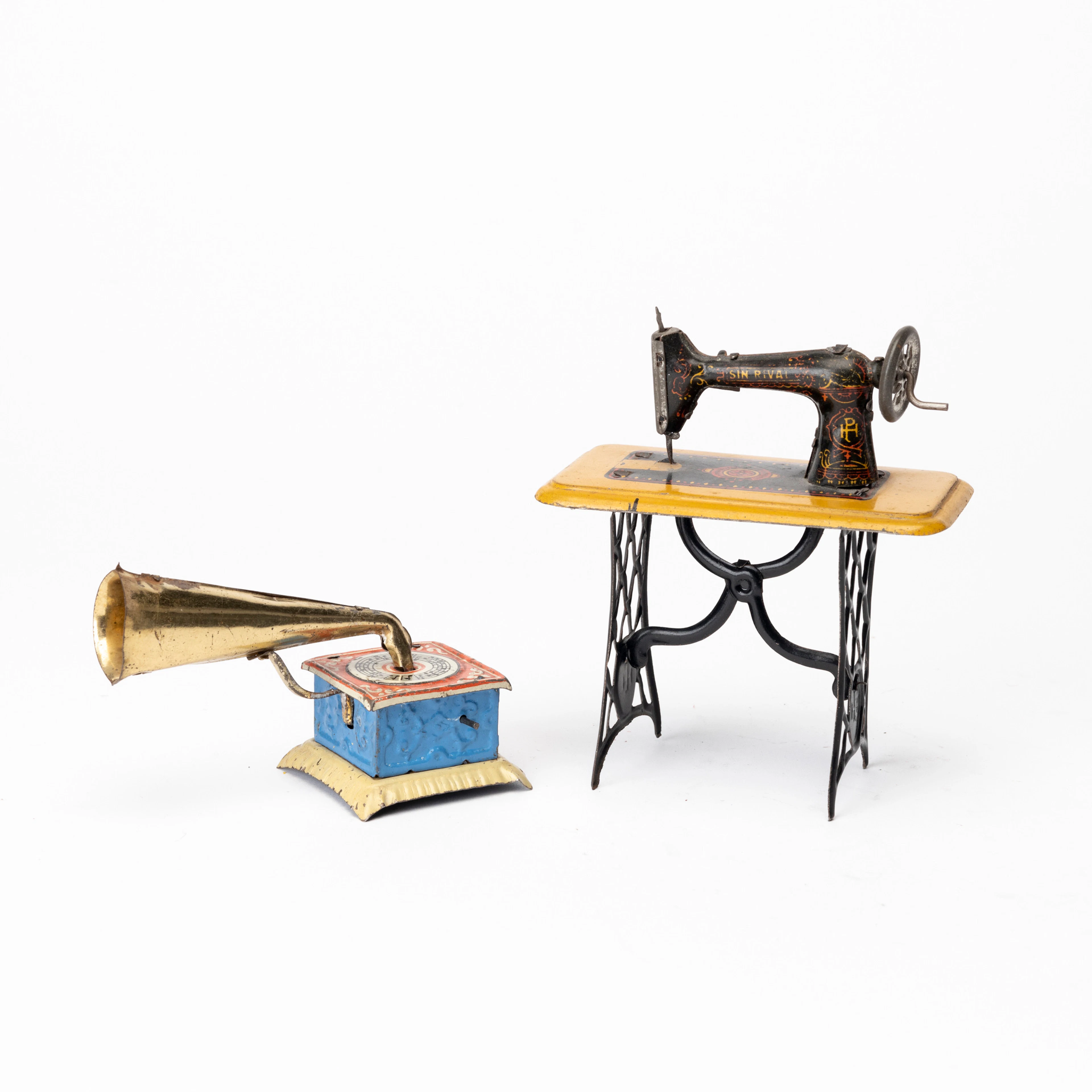 PENNY TOYS 2 st, symaskin och grammofon, symaskin SIN RIVAL märkt
