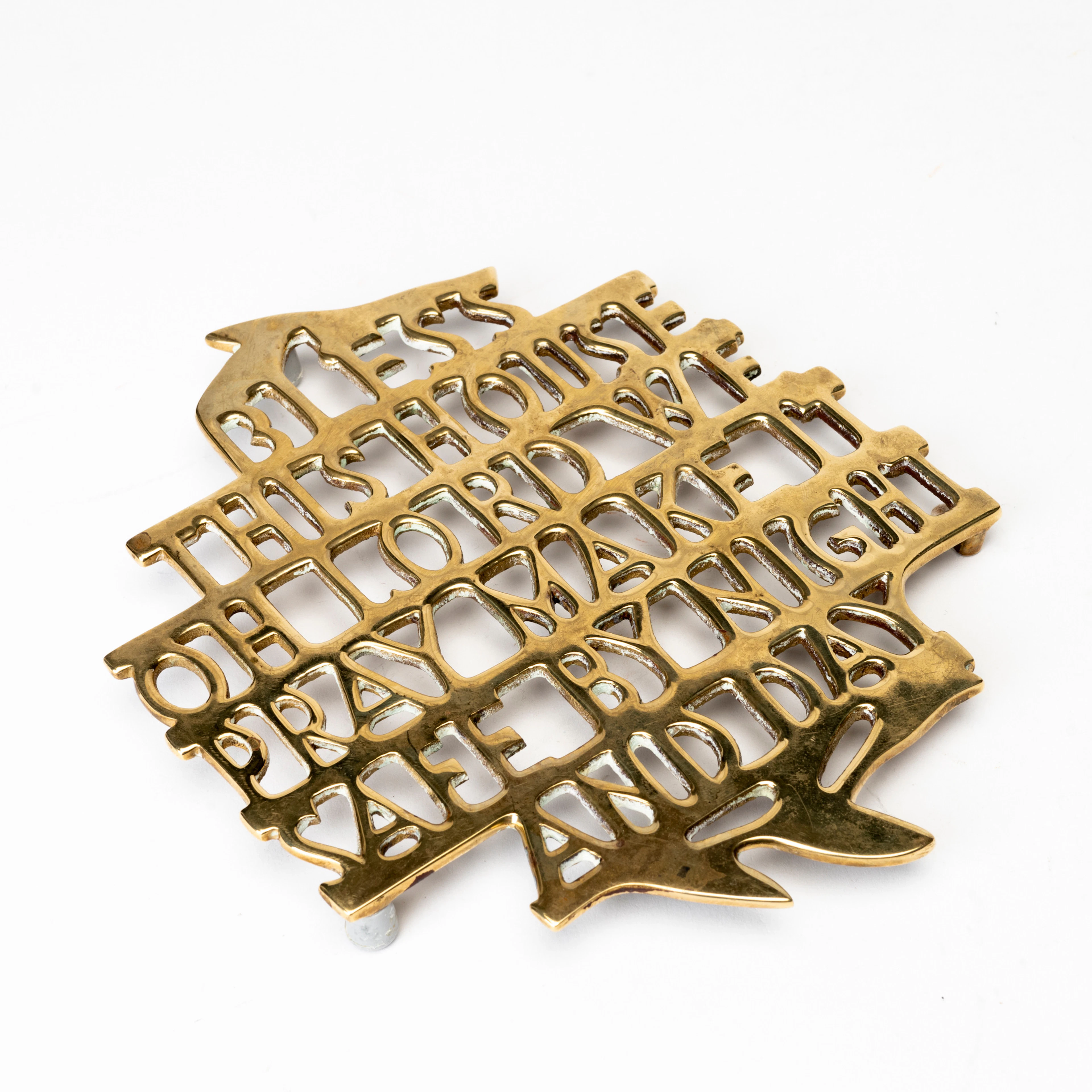 ESTRID ERICSON. Grytunderlägg, mässing, "Bless this house" för Firma