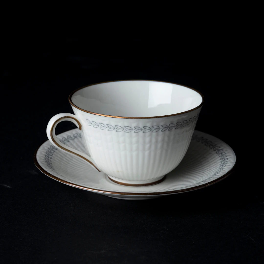 LOUISE ADELBORG. Koppar samt fat, 12+9 st, porslin, "Swedish Grace"