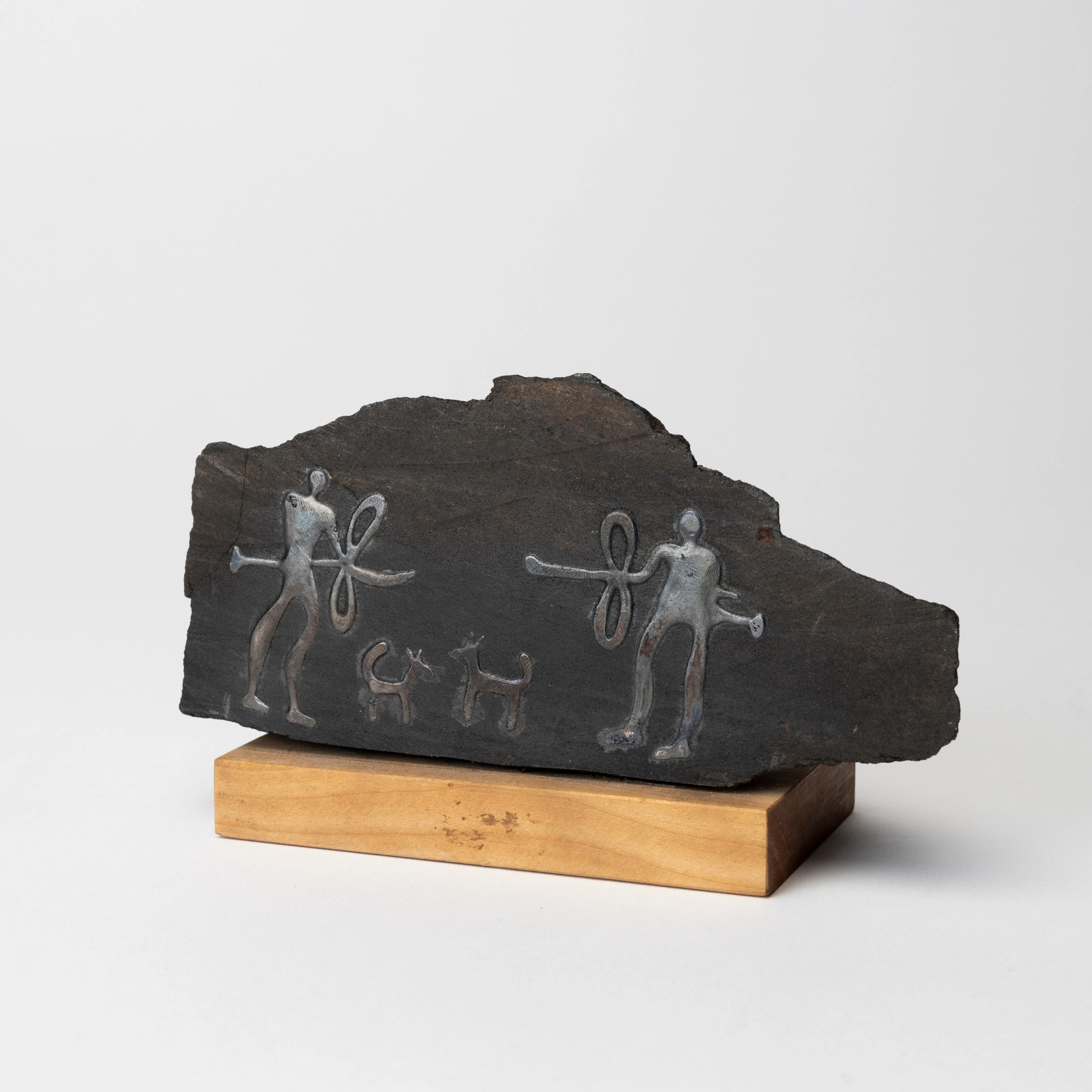 BÖRJE SKOHG. Skulptur, sten och silver, Hällristningsdekor, Gustavsberg.