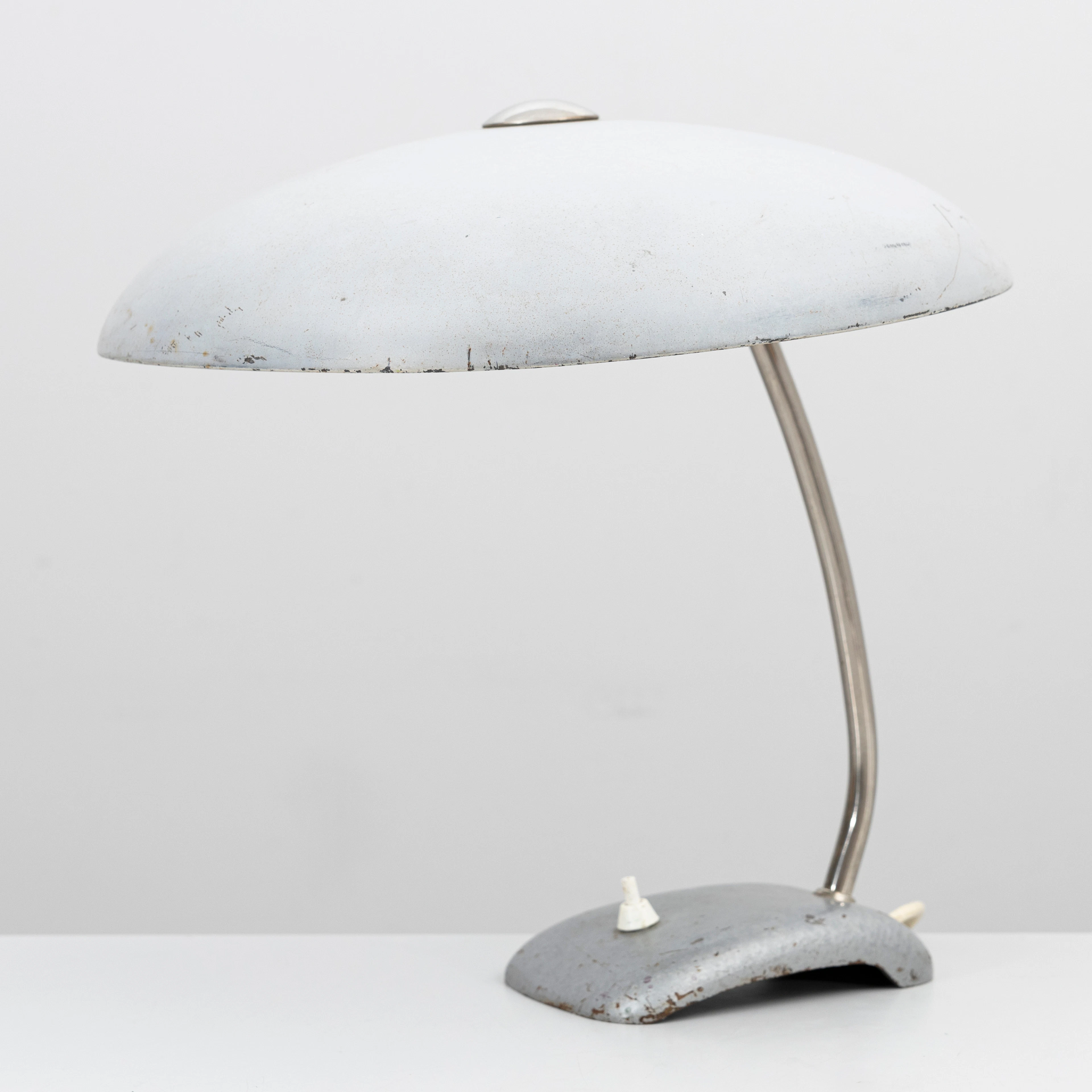 BORDSLAMPA, grå plåt, möjligen designad av Christian Dell, 1930/40-tal.