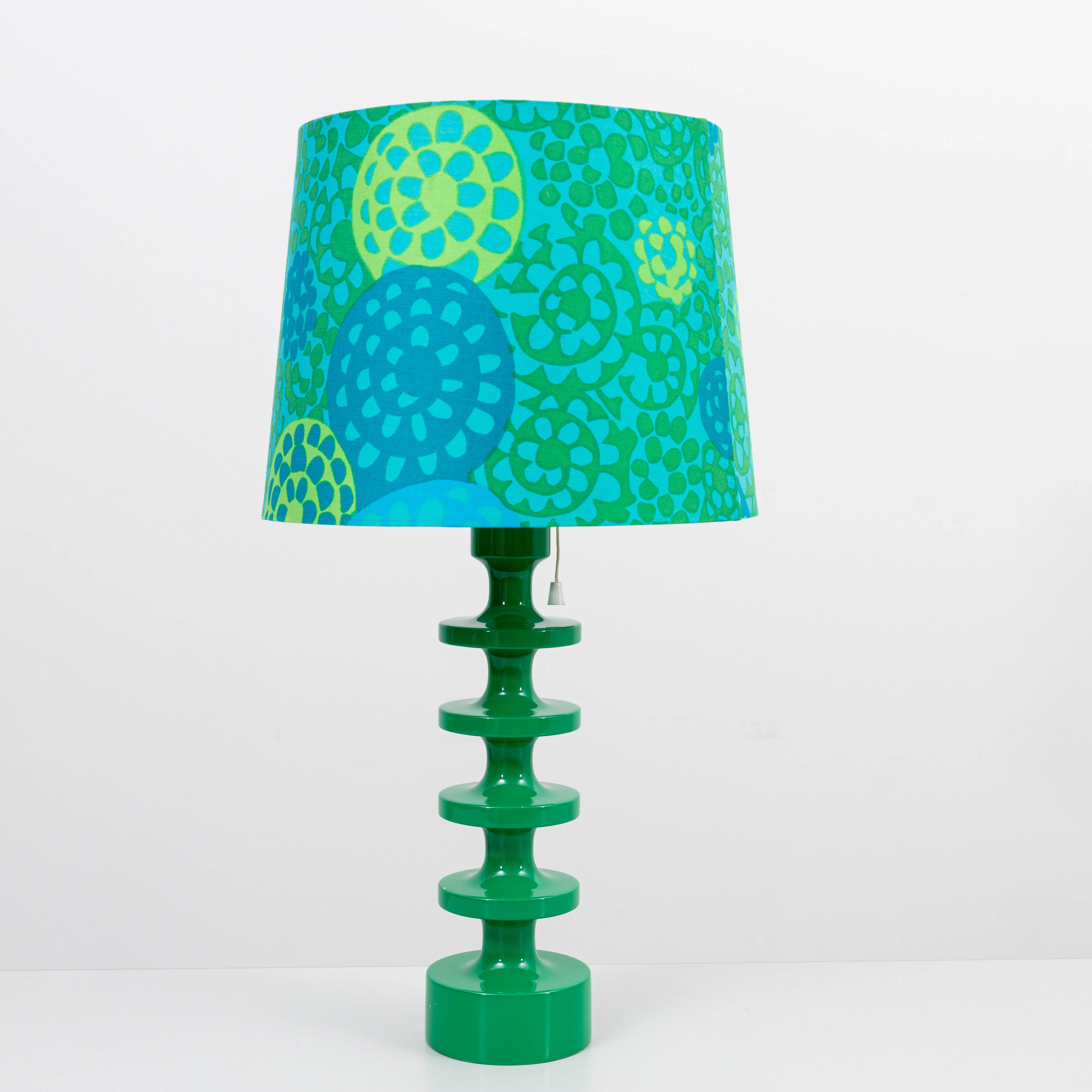 UNO & ÖSTEN KRISTIANSSON. Bordslampa, lackat trä i grönt, "Flens", Luxus.