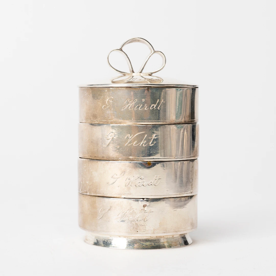 PILLERDOSA, nysilver, i fyra våningar, 1800/1900-tal.
