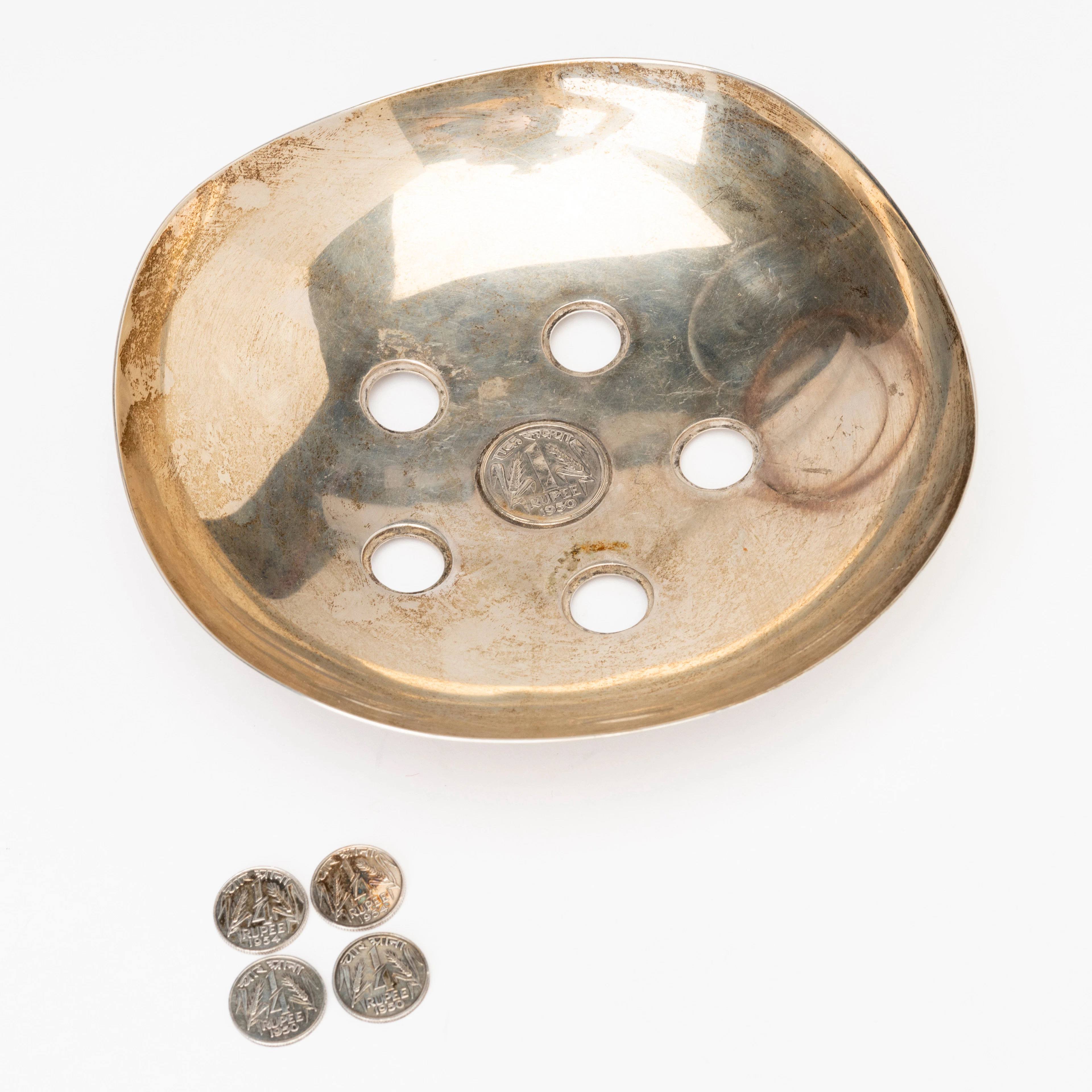 SKÅL, silver, med infattade indiska mynt av nickel, 1900-talets andra hälft.