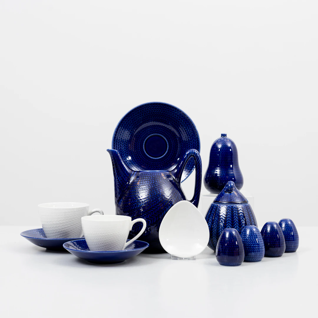HERTHA BENGTSON. 25 st, servisdelar, "Blå Eld", Rörstrand, flintgods