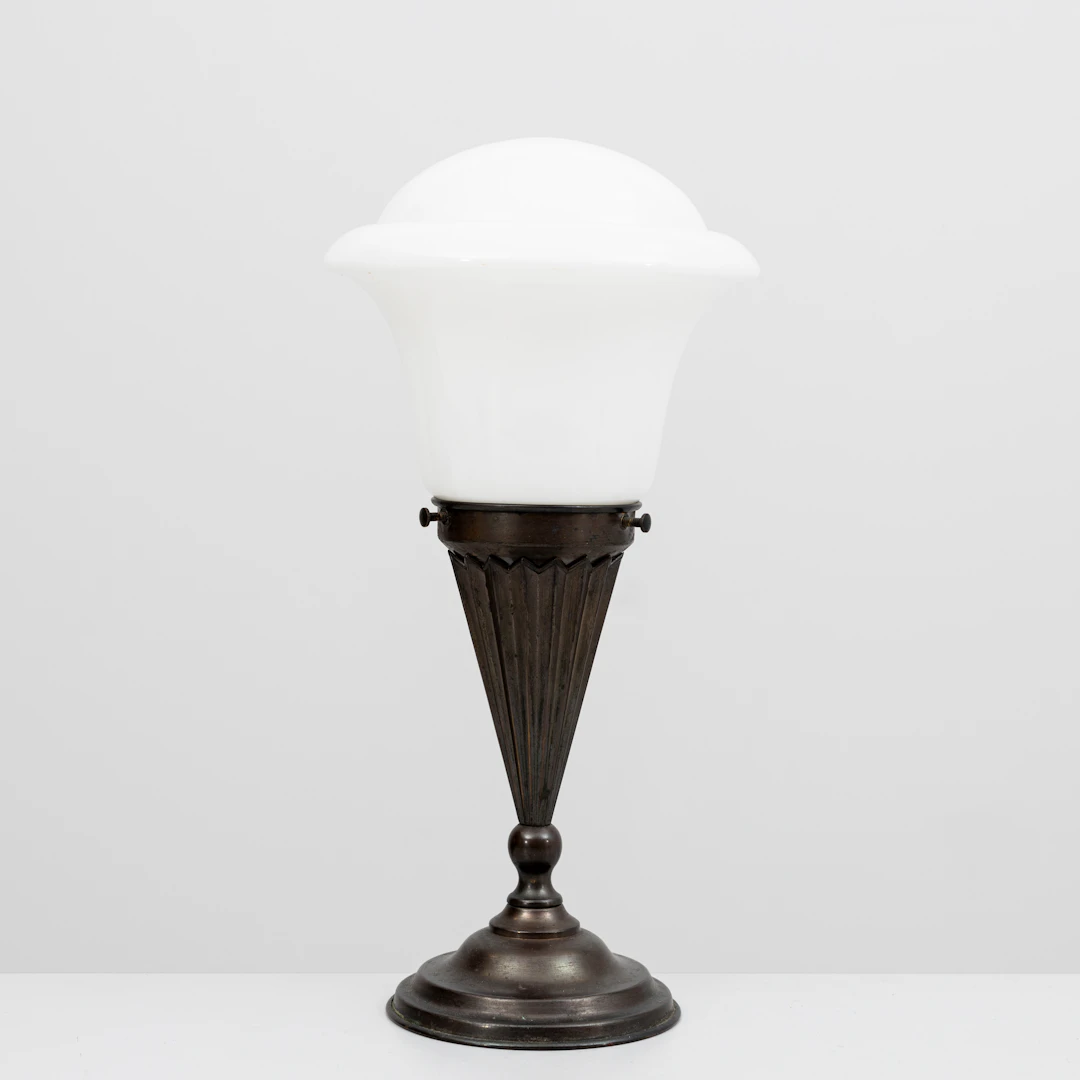 BORDSLAMPA, Art deco, fot av patinerad metall, 1920/30-tal.