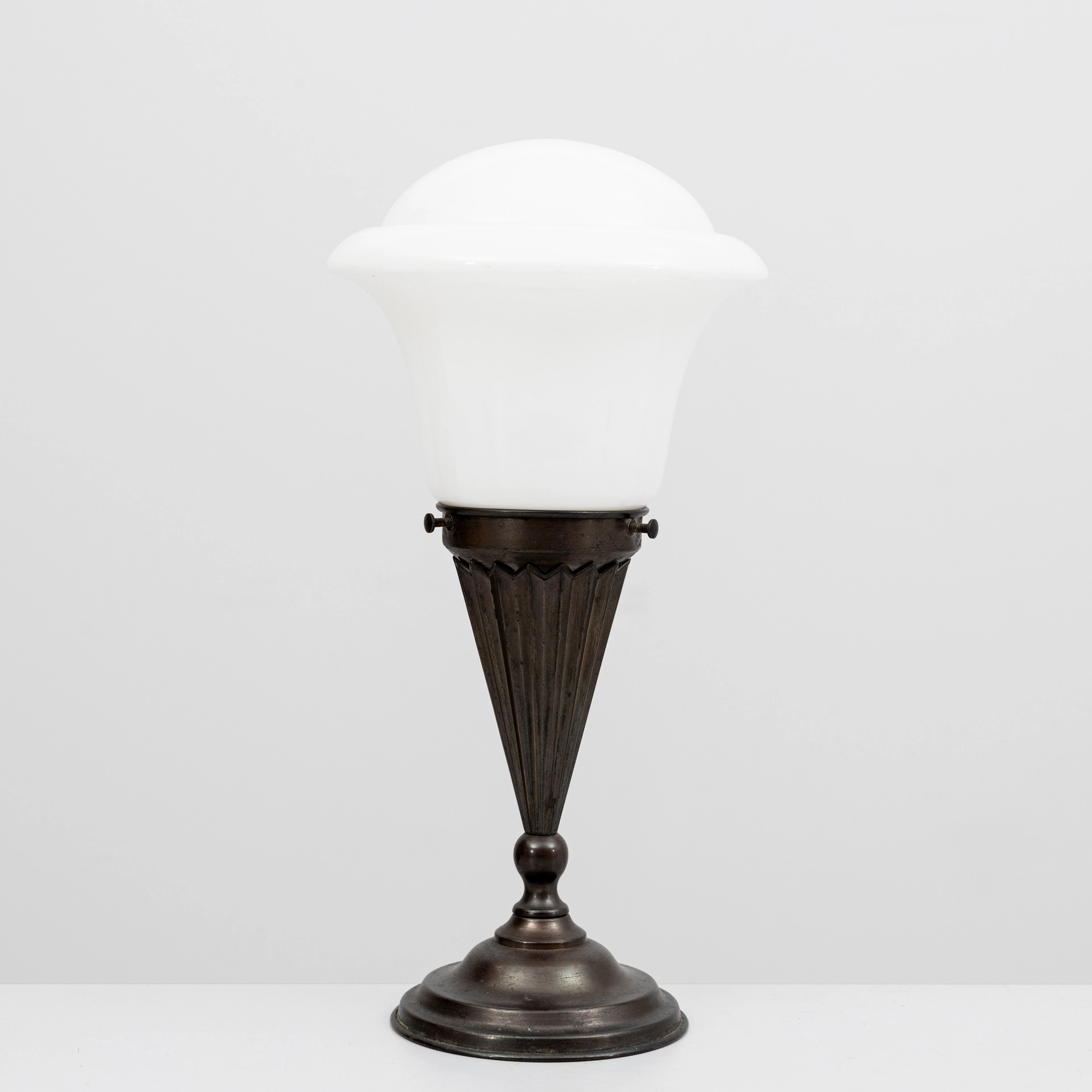 BORDSLAMPA, Art deco, fot av patinerad metall, 1920/30-tal.