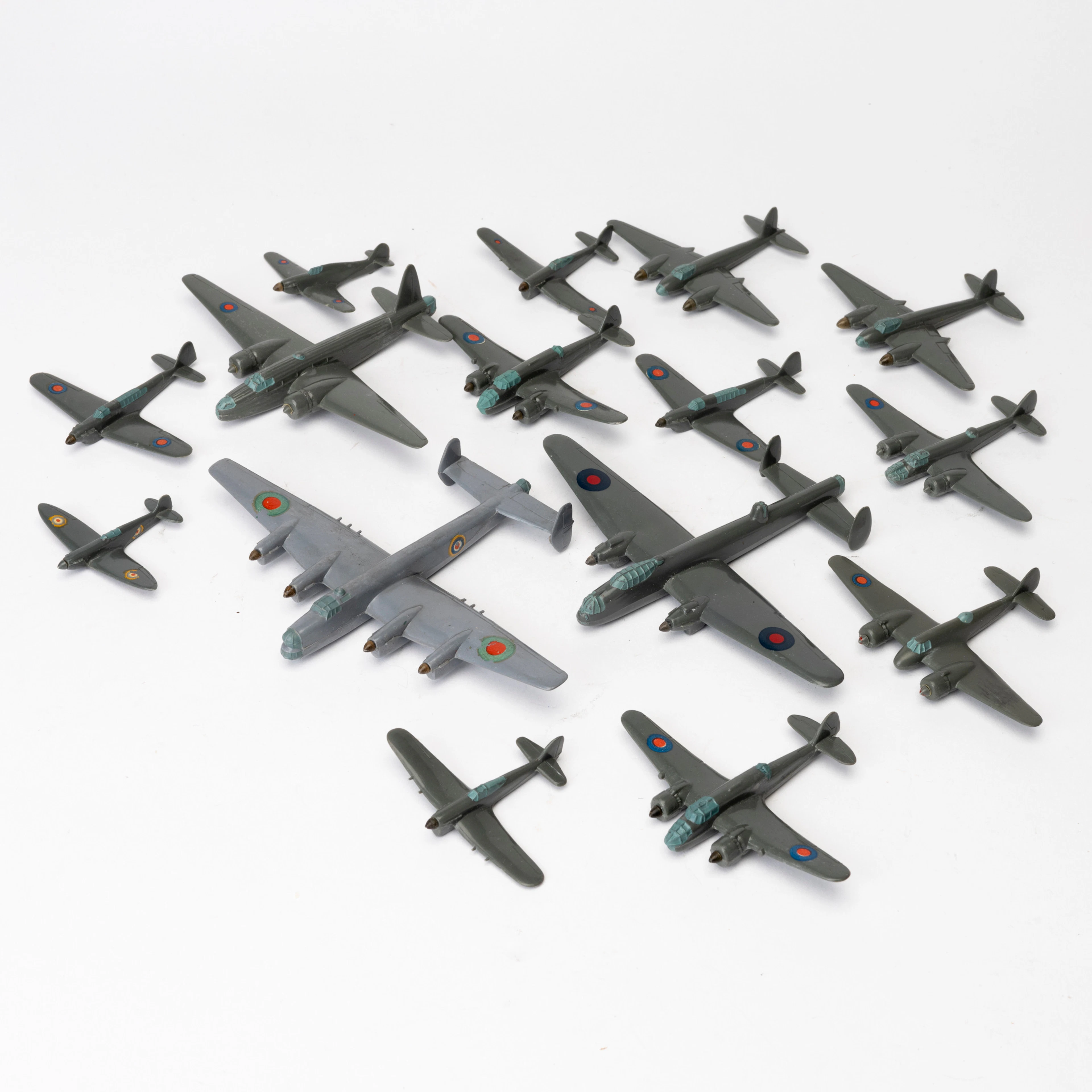 WIKING flygplan 1:200, 15 st England , bl.a. E 17, plast, Tyskland 1930-40-tal.