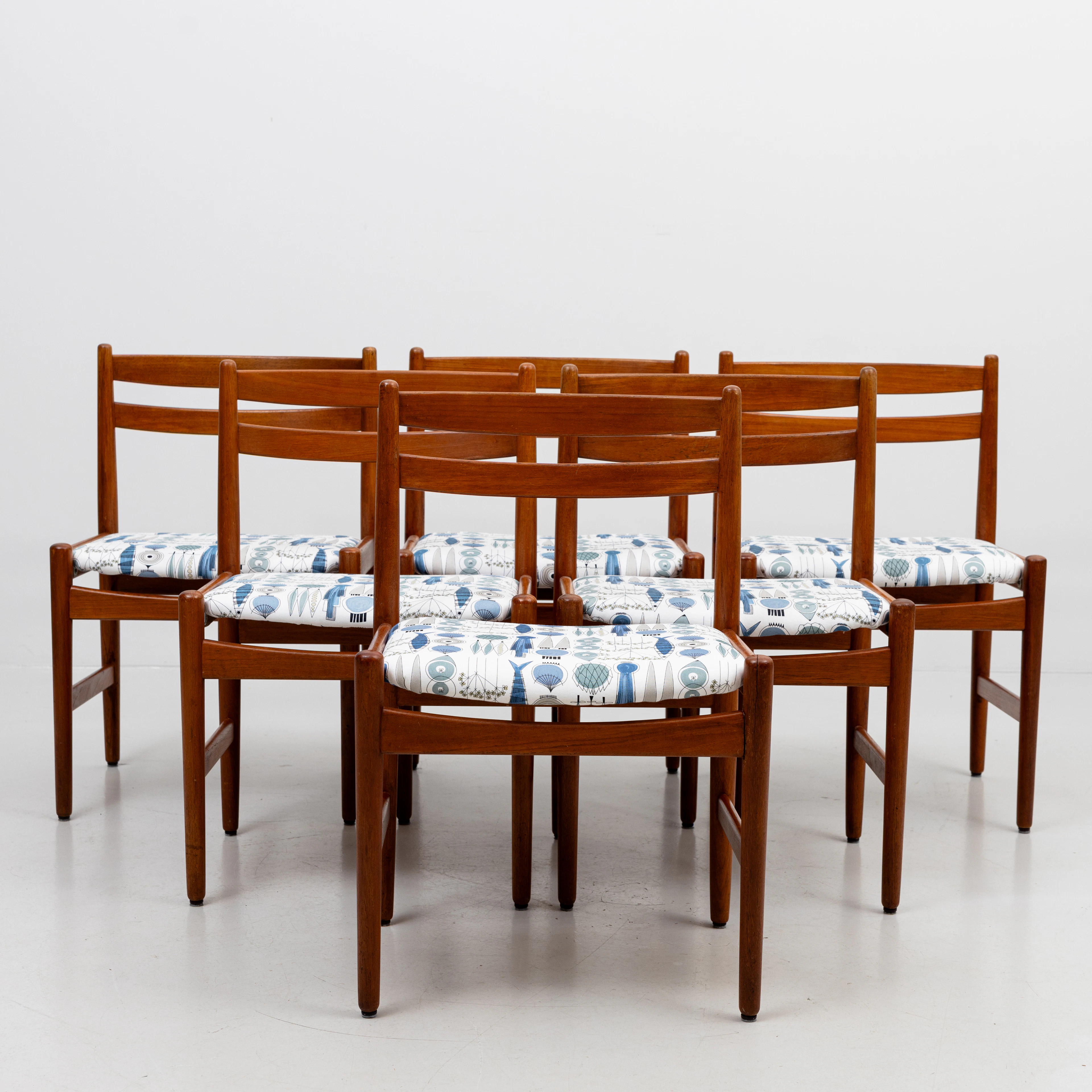 STOLAR, 6 st, teak, 1960-tal, klädda i tyget "Picknick", av Marianne