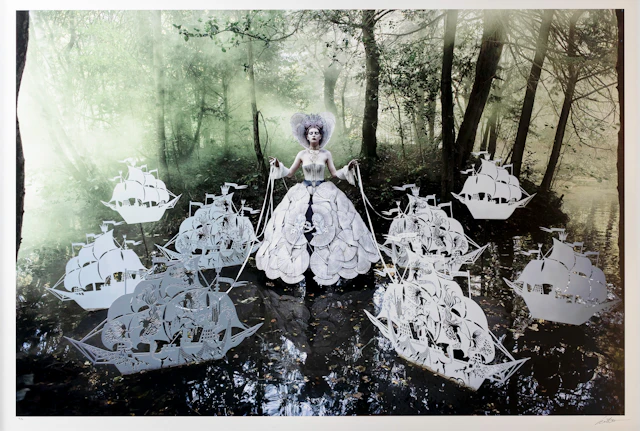 KIRSTY MITCHELL (1976-). Fotografi, fine art print på 360 g Hahnemühle