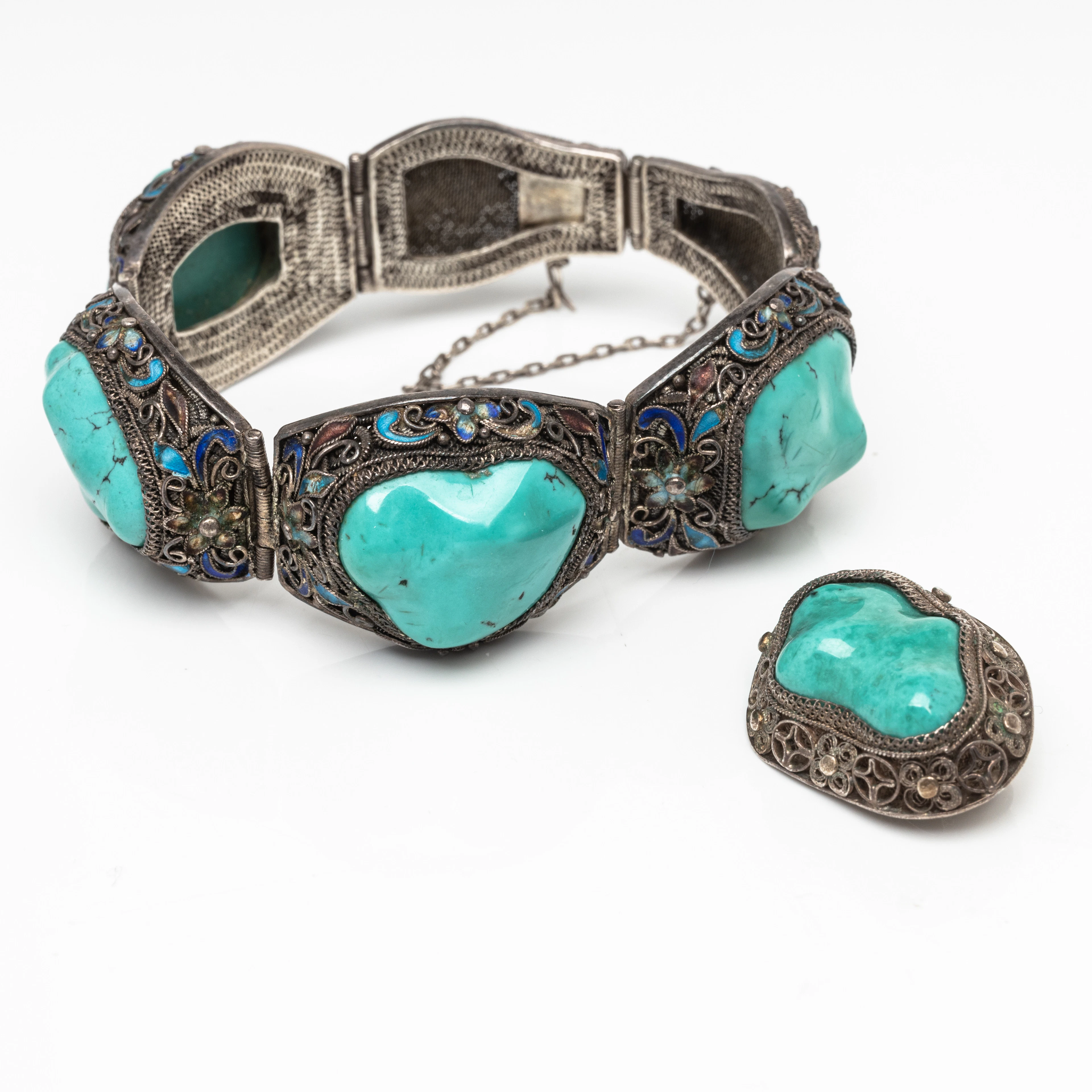 ARMBAND samt BROSCH, silver, blå stenar och emalj.