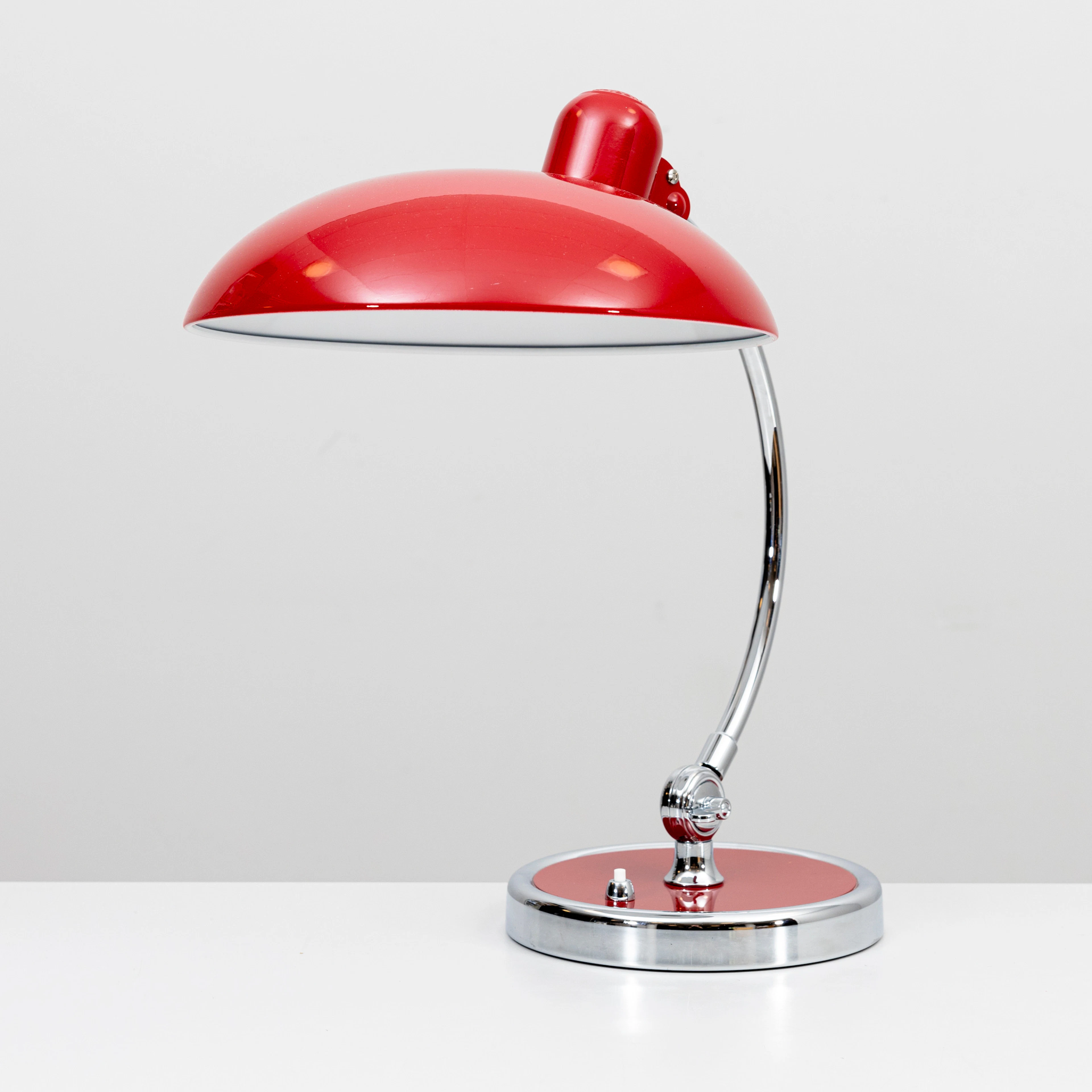 CHRISTIAN DELL. Bordslampa, stål, rödlackerad, Kaiser Idell 6631-T