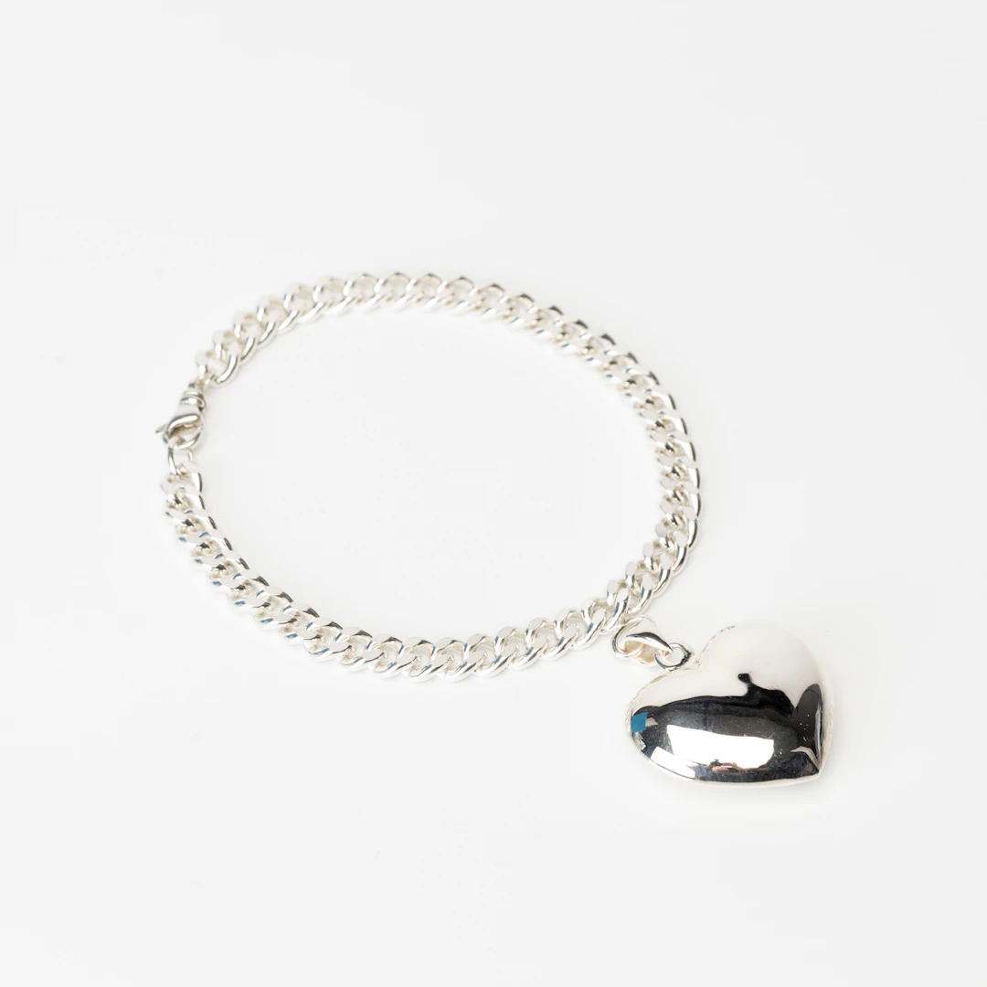 HELEN CARLSON. Armband med berlock i form av hjärta, sterlingsilver, 2026.