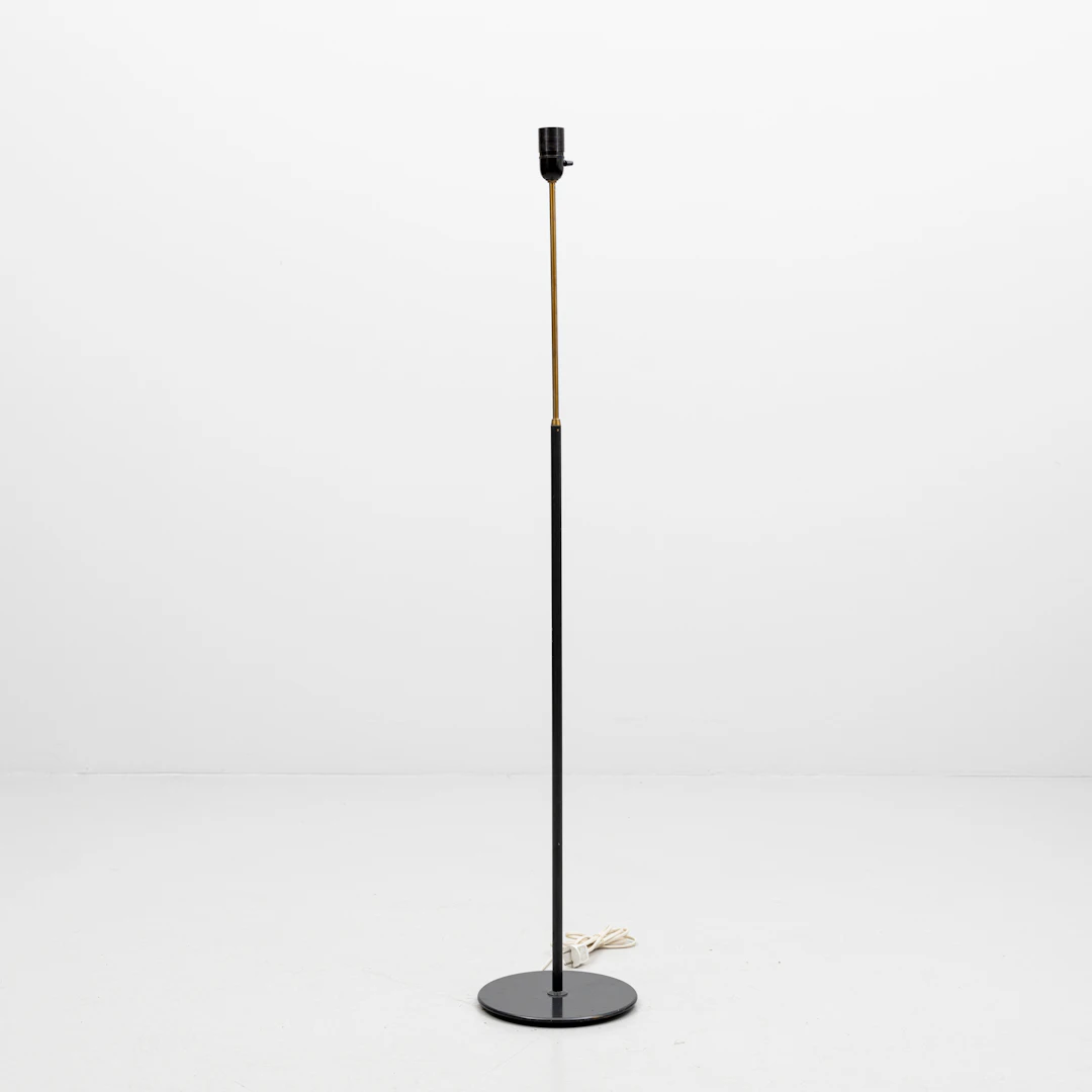 BERGBOM. Golvlampa, modell G-07, mässing samt lackerad vitmetall