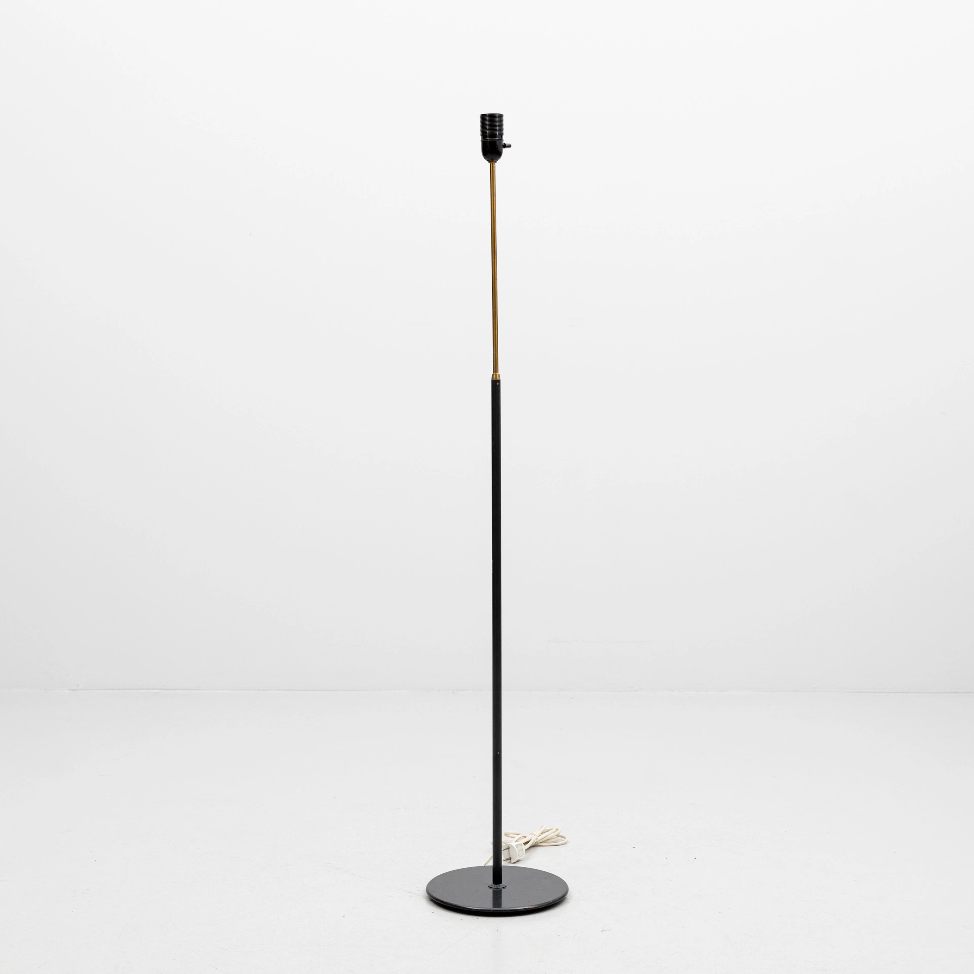 BERGBOM. Golvlampa, modell G-07, mässing samt lackerad vitmetall